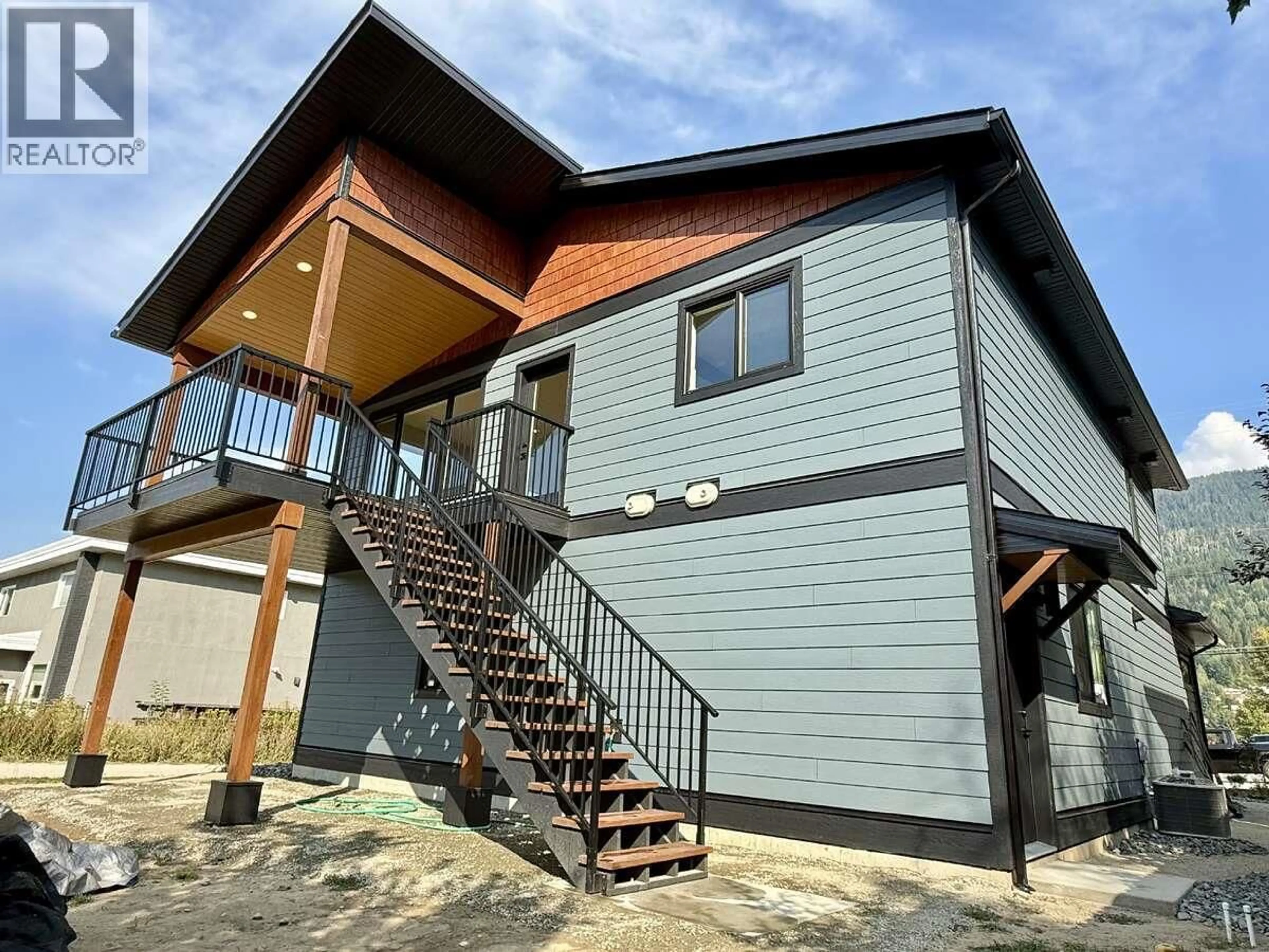 Home with vinyl exterior material, building for 1906 SILVER KING ROAD, Nelson British Columbia V1L1C7
