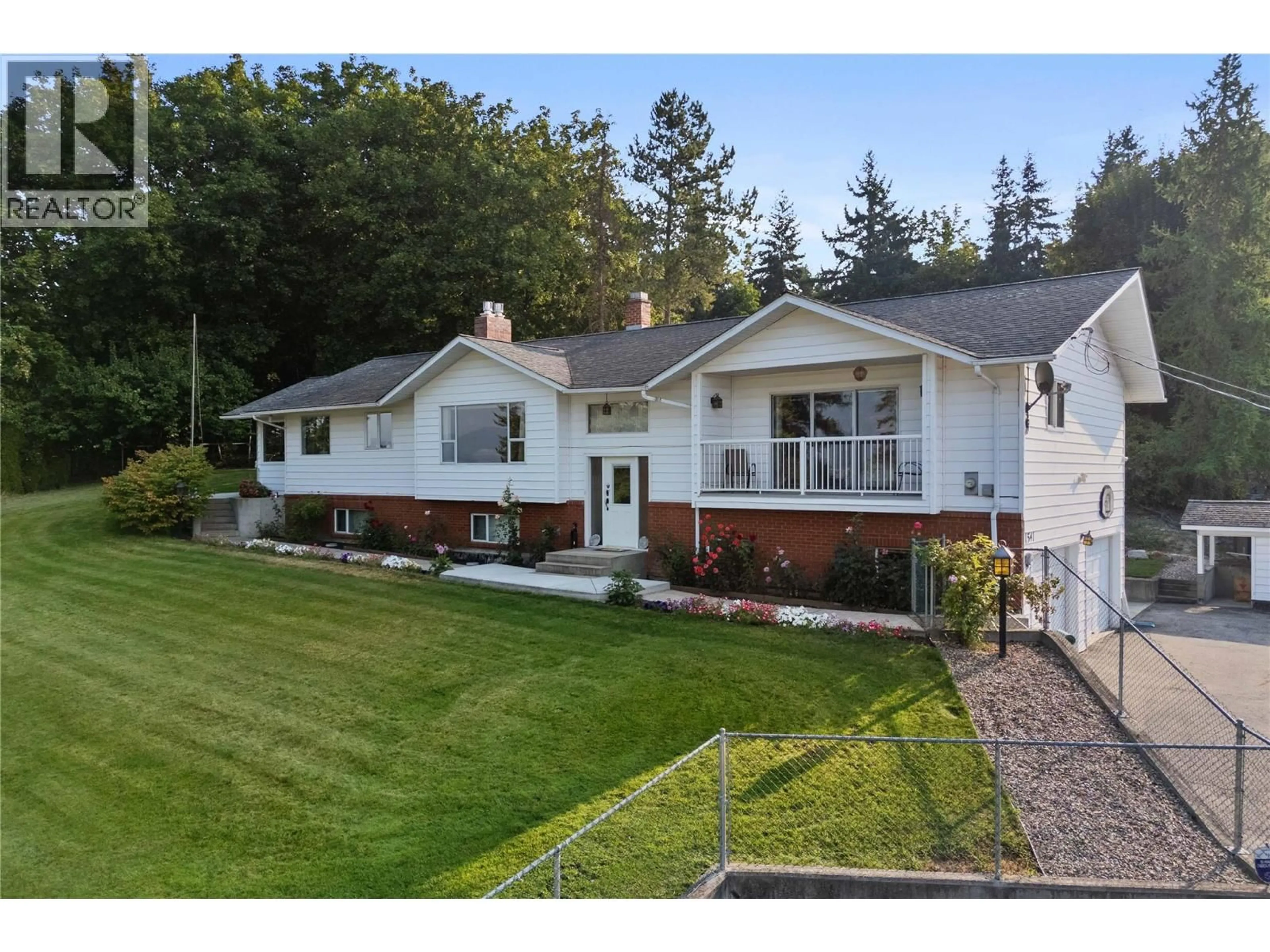 A pic from outside/outdoor area/front of a property/back of a property/a pic from drone, unknown for 1541 20 AVENUE NORTHEAST, Salmon Arm British Columbia V1E3X8