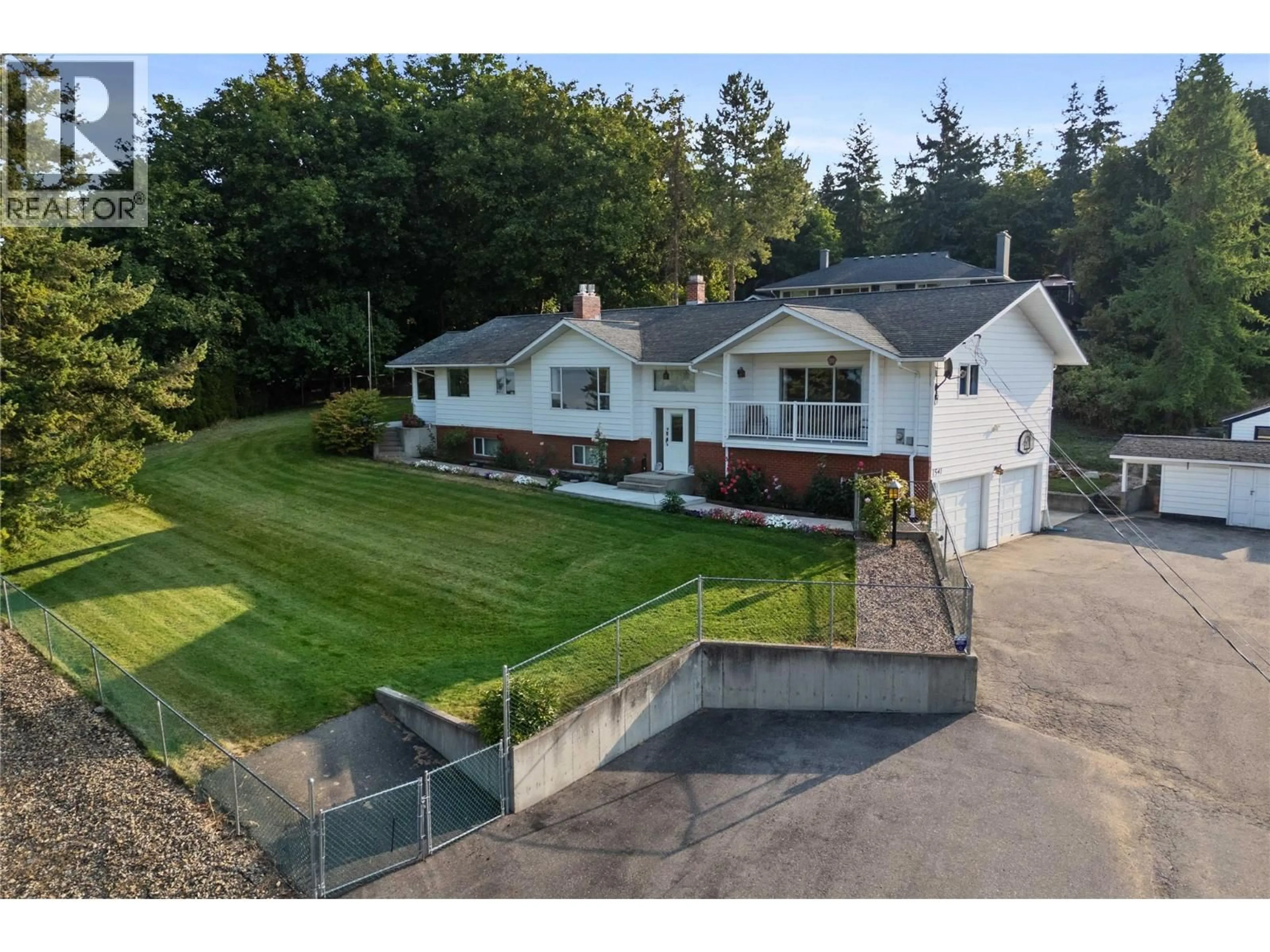 A pic from outside/outdoor area/front of a property/back of a property/a pic from drone, unknown for 1541 20 AVENUE NORTHEAST, Salmon Arm British Columbia V1E3X8