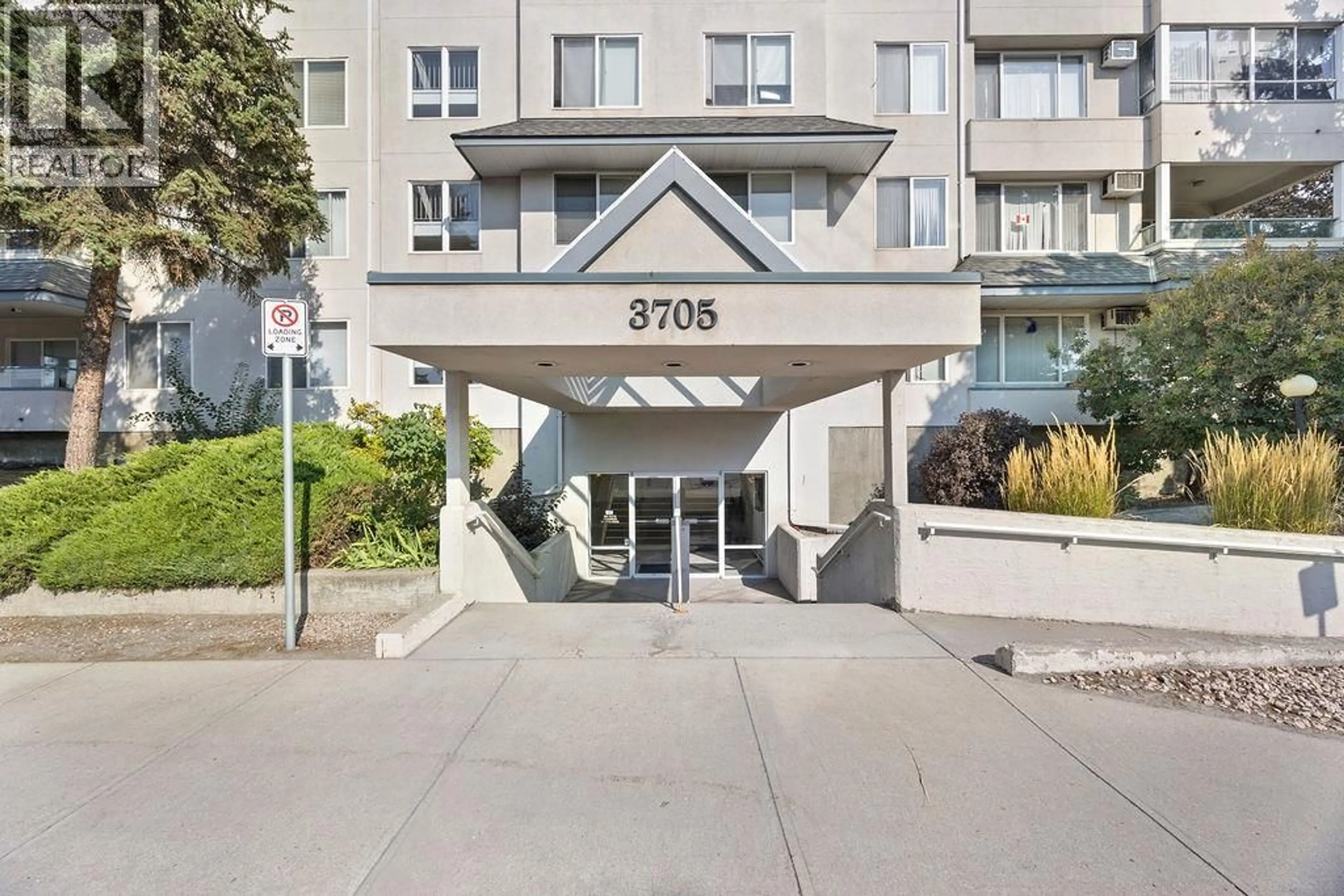 Indoor foyer for 405 - 3705 30 AVENUE, Vernon British Columbia V1T2E7