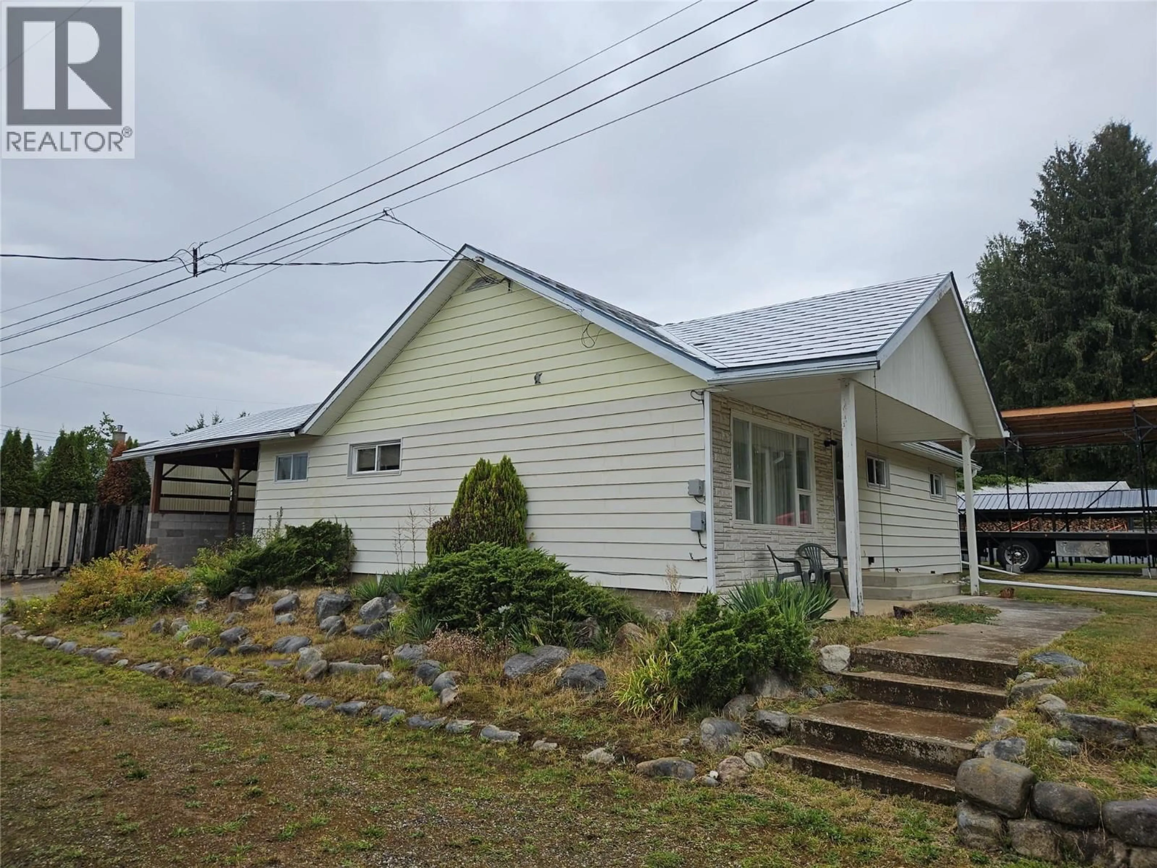 A pic from outside/outdoor area/front of a property/back of a property/a pic from drone, unknown for 301 5TH STREET NORTHWEST, Nakusp British Columbia V0G1R0
