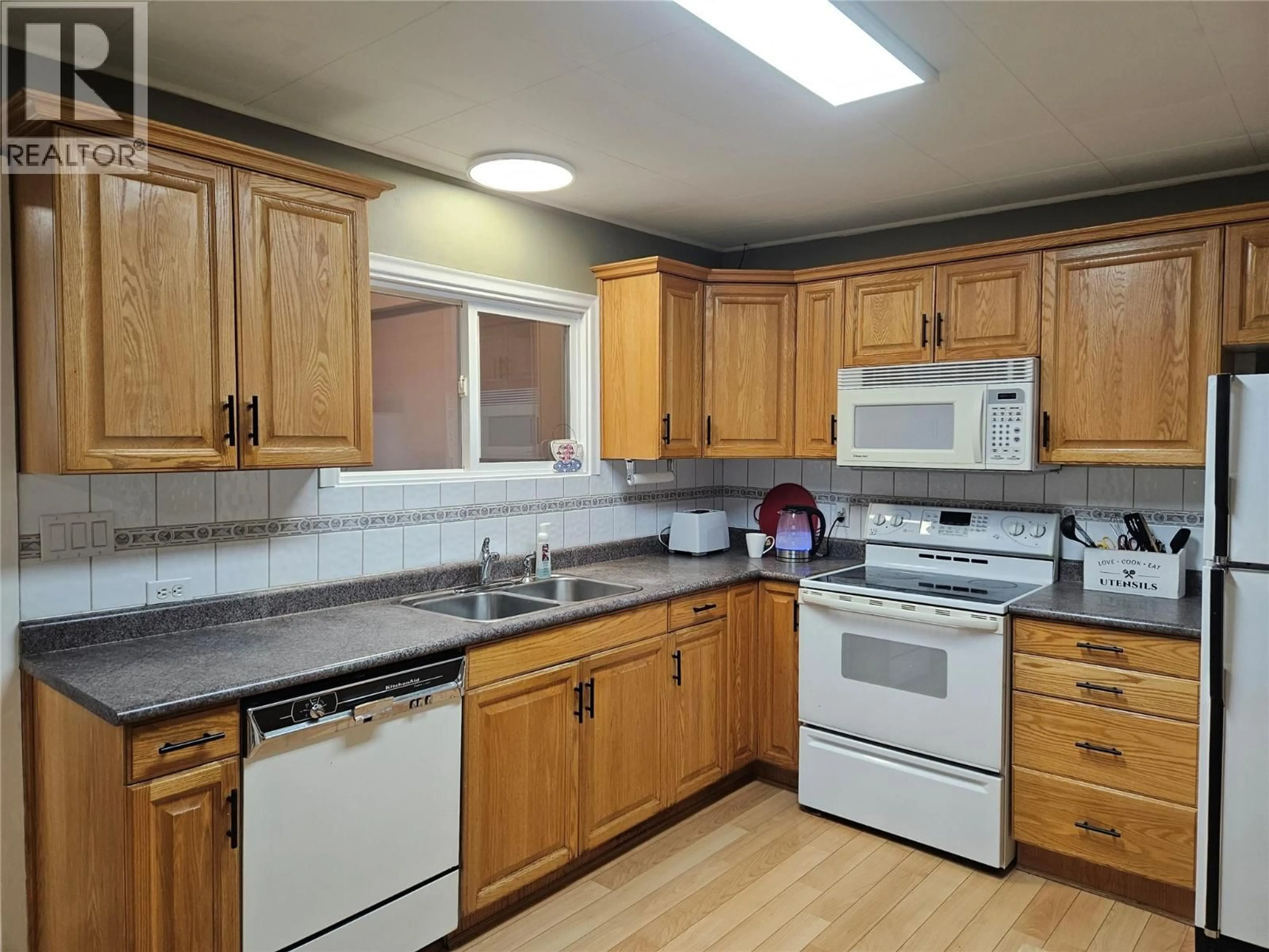 Standard kitchen, unknown for 301 5TH STREET NORTHWEST, Nakusp British Columbia V0G1R0
