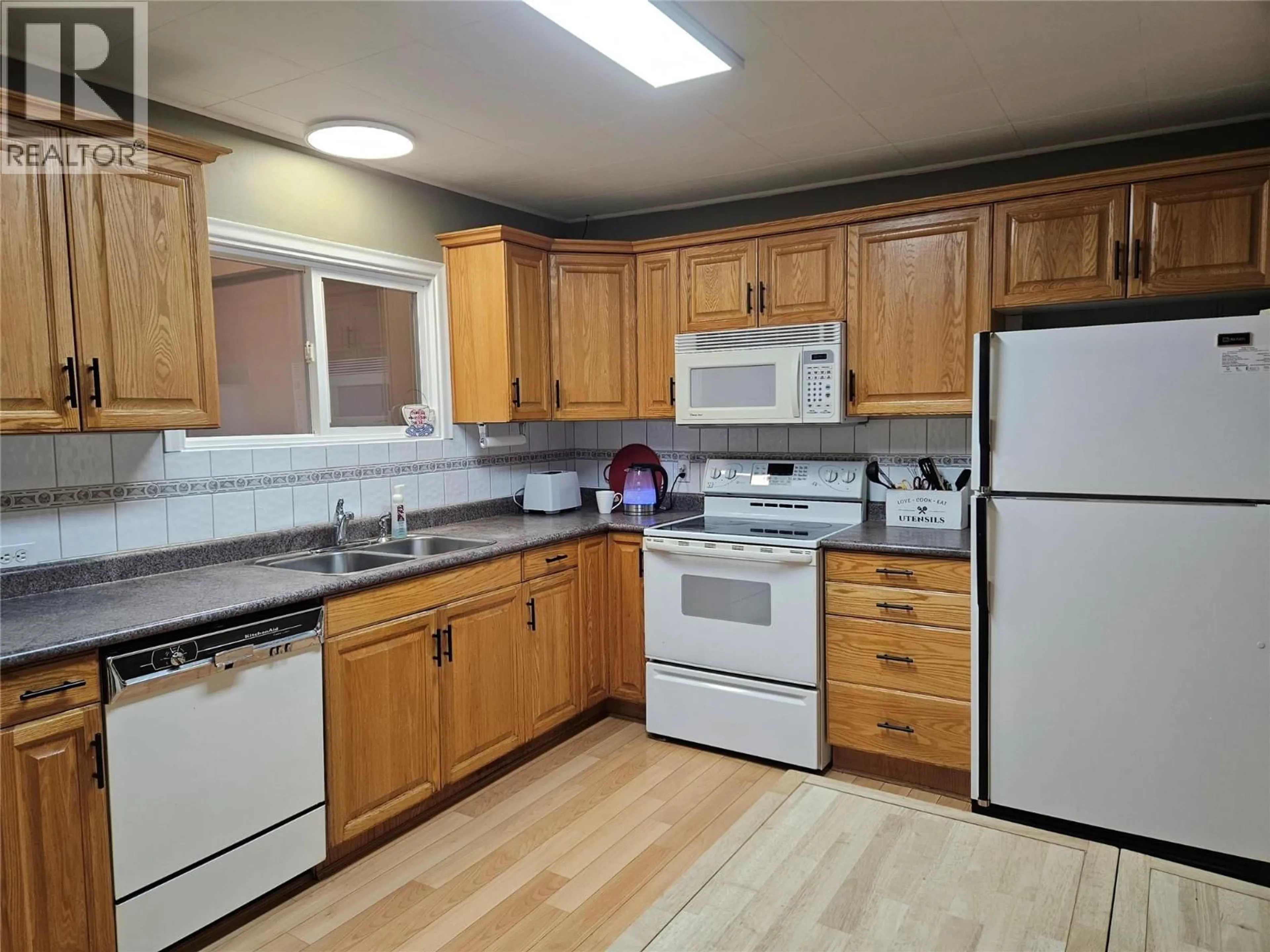 Standard kitchen, unknown for 301 5TH STREET NORTHWEST, Nakusp British Columbia V0G1R0