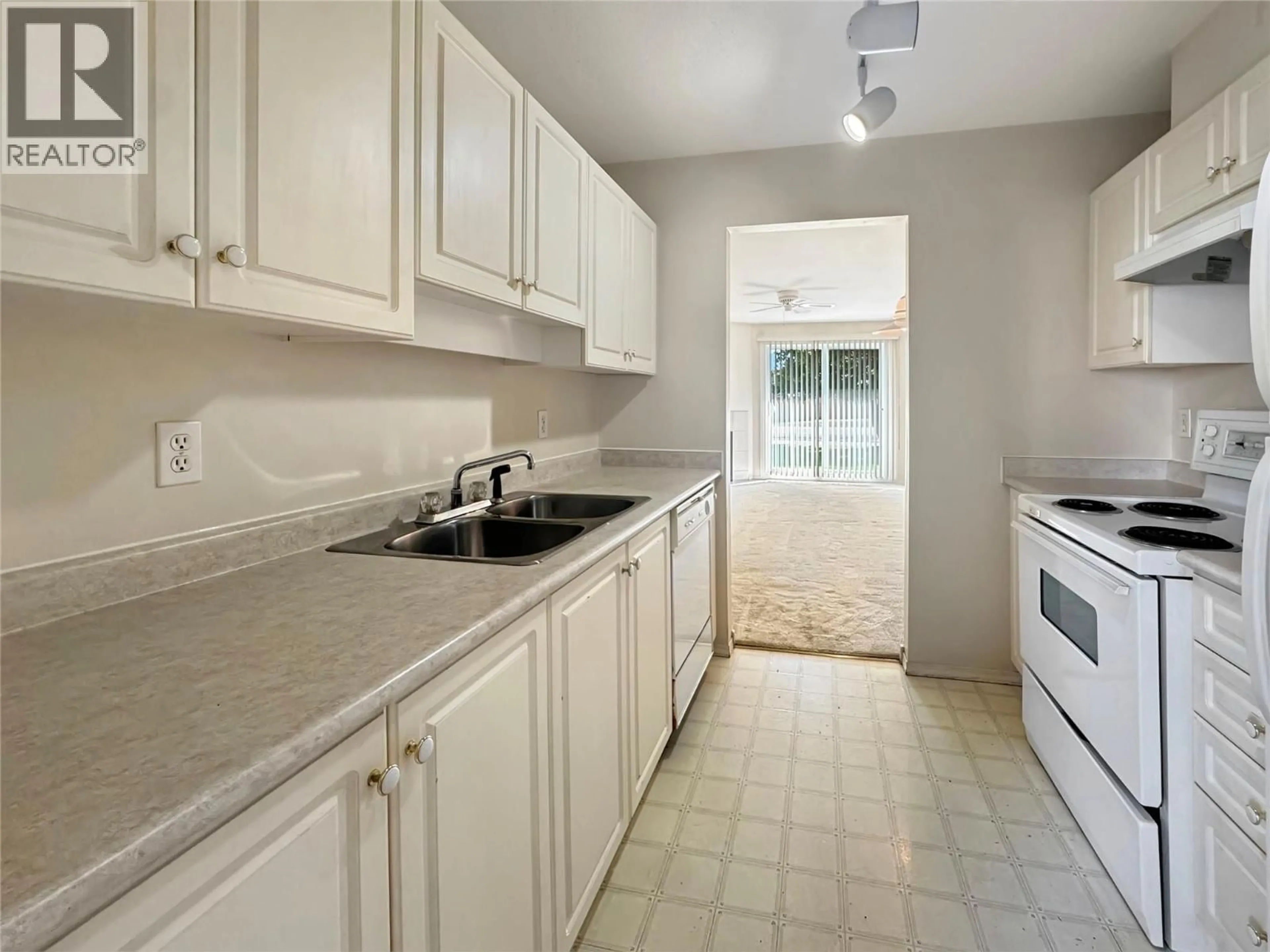 Standard kitchen, ceramic/tile floor for 113 - 1004 23 AVENUE NORTH, Cranbrook British Columbia V1C6P9