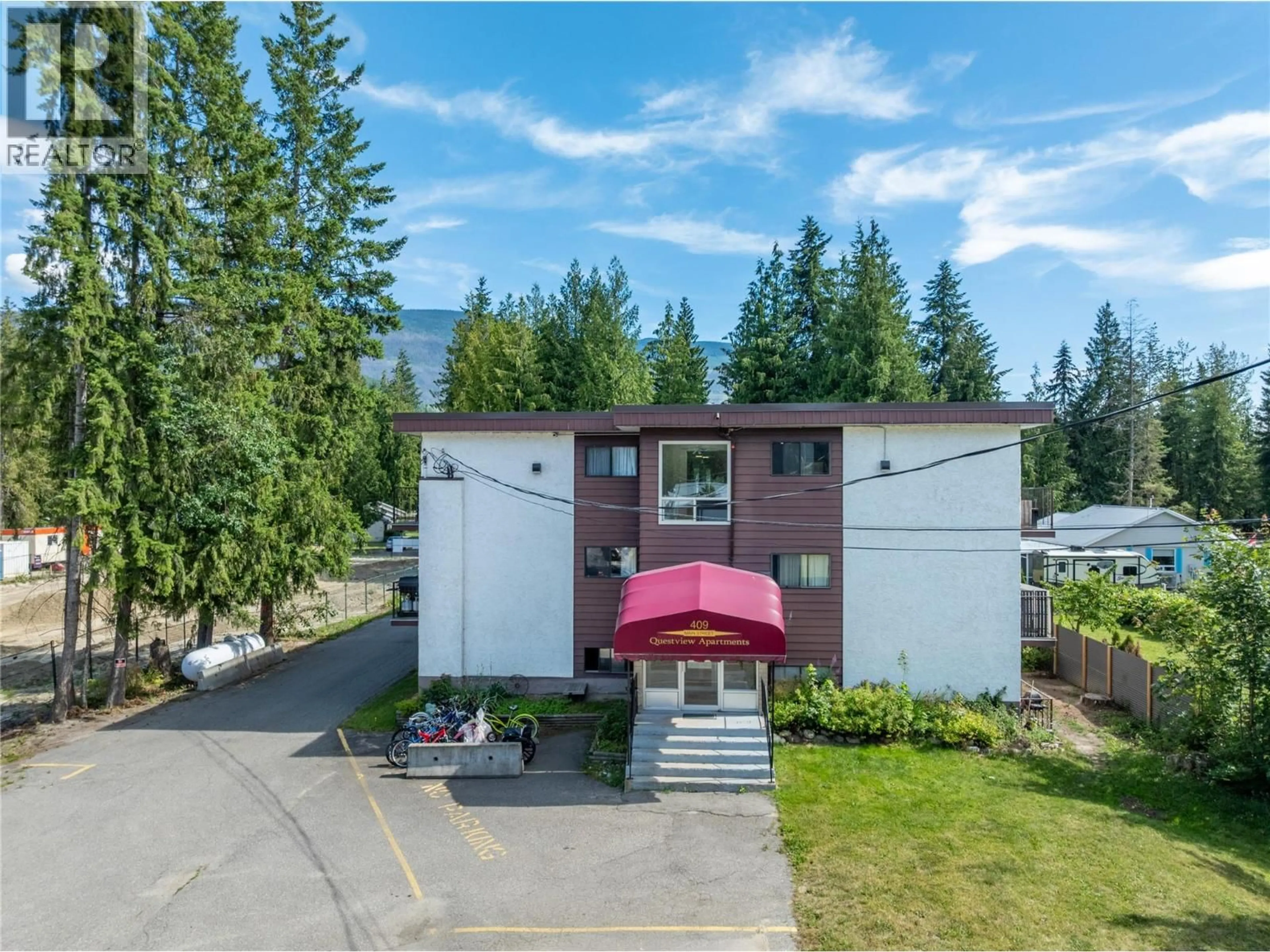 A pic from outside/outdoor area/front of a property/back of a property/a pic from drone, mountain view for 204 - 409 MAIN STREET, Sicamous British Columbia V0E2V0