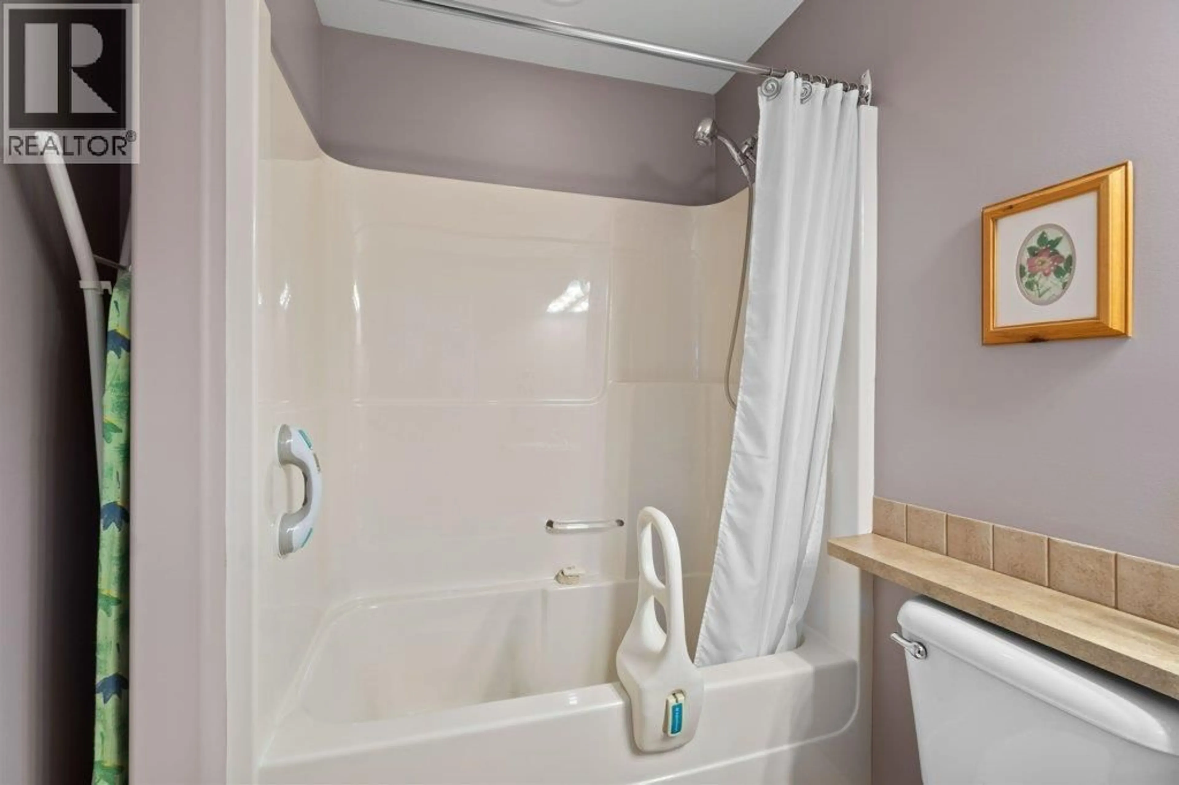 Standard bathroom, ceramic/tile floor for 3 - 1231 10 STREET SOUTHWEST, Salmon Arm British Columbia V1E0A5