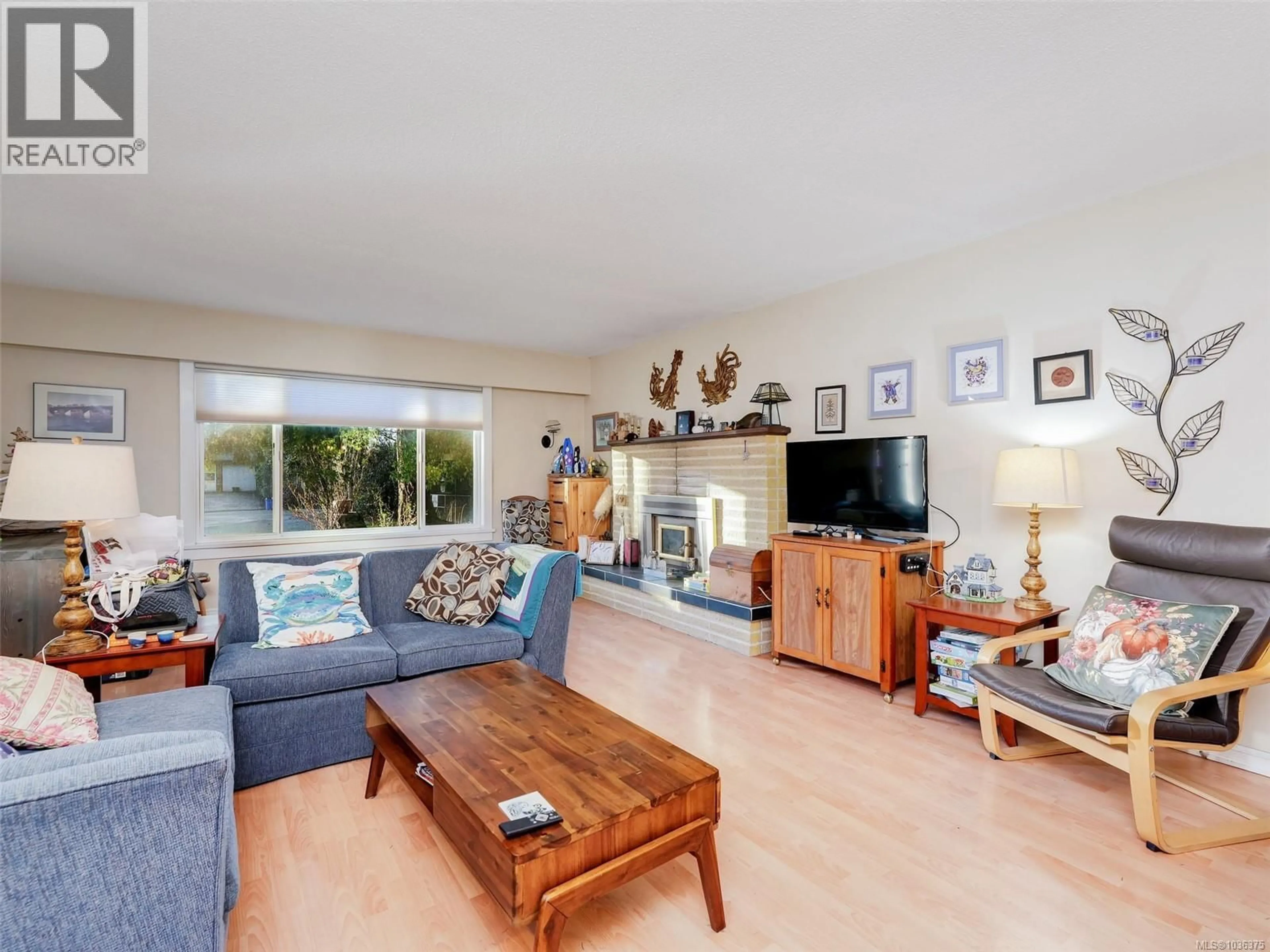 Living room with furniture, unknown for 9589 WAXWING PLACE, Sidney British Columbia V8L2S9