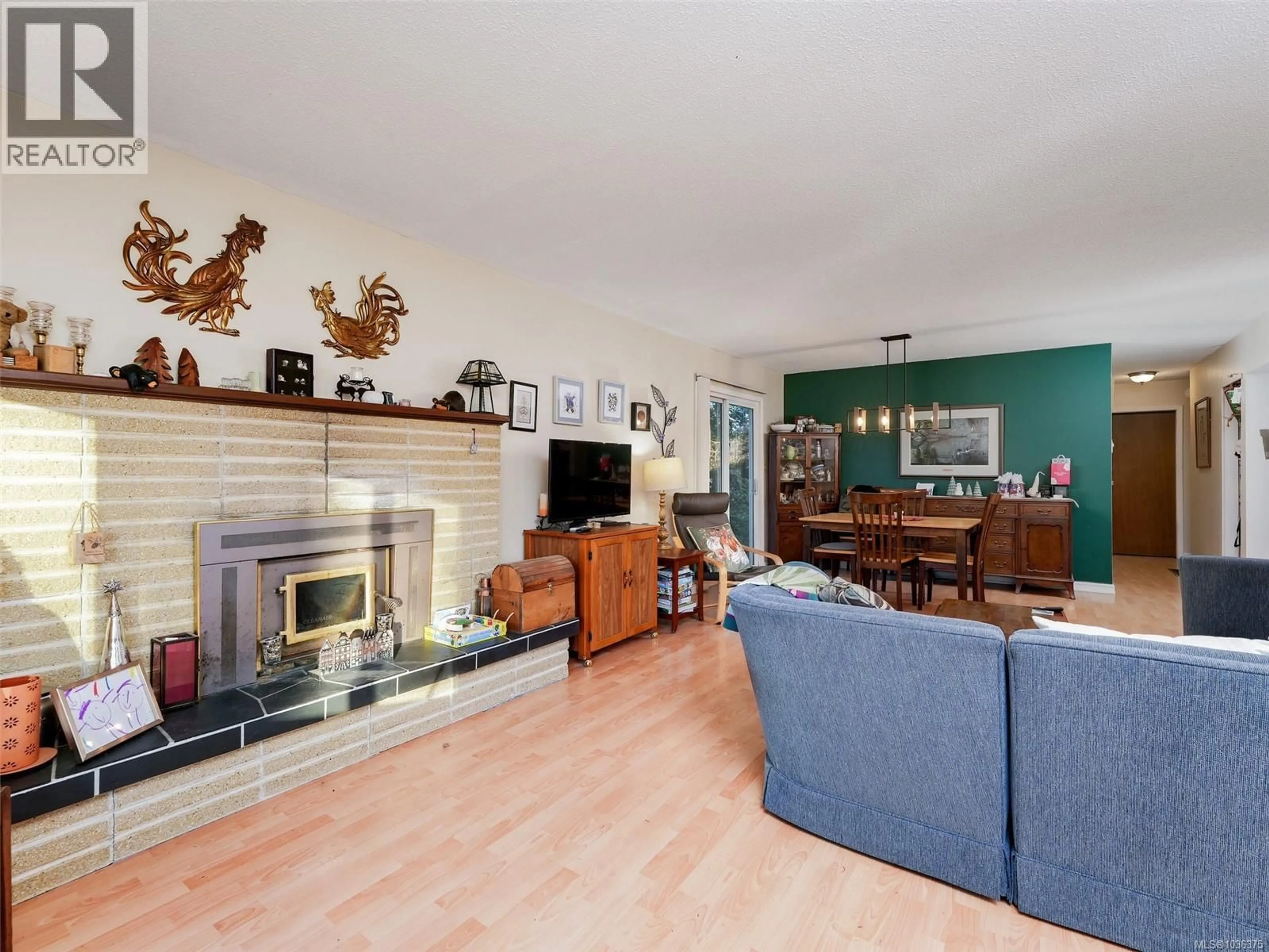 Living room with furniture, wood/laminate floor for 9589 WAXWING PLACE, Sidney British Columbia V8L2S9