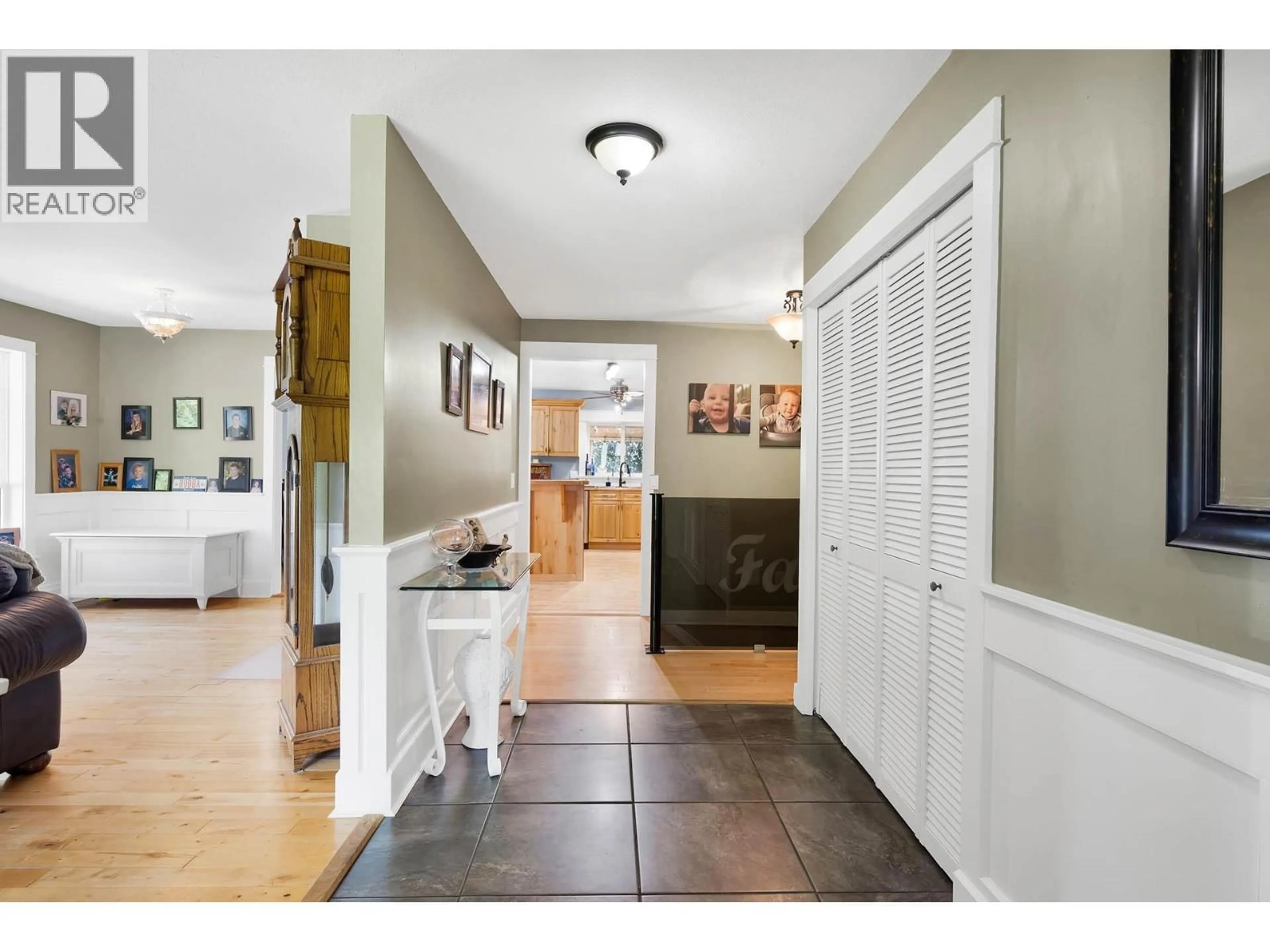 Indoor entryway for 443 REIGHMOUNT DRIVE, Kamloops British Columbia V2H1L8