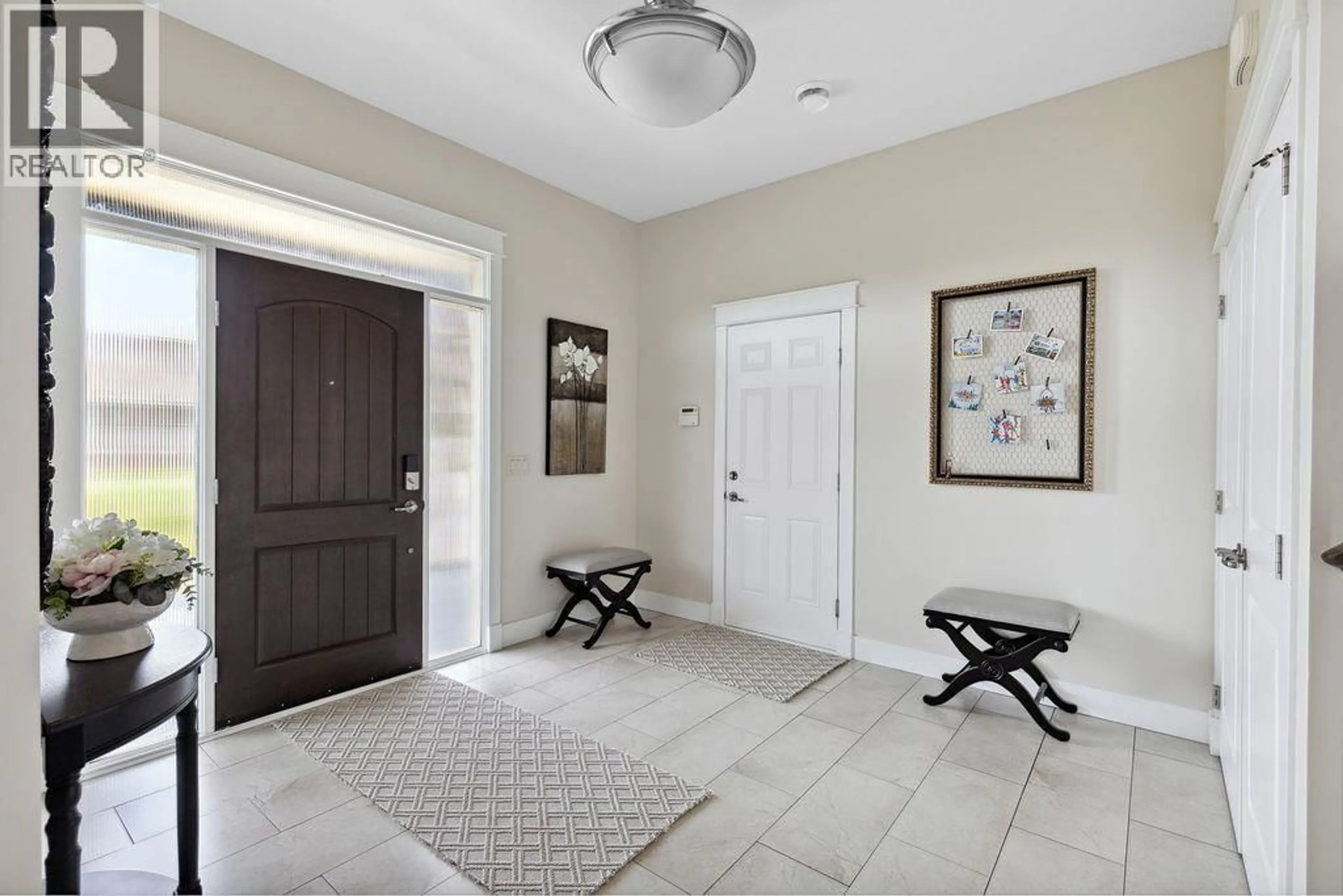Indoor entryway for 839 CLARANCE AVENUE, Kelowna British Columbia V1W5H4