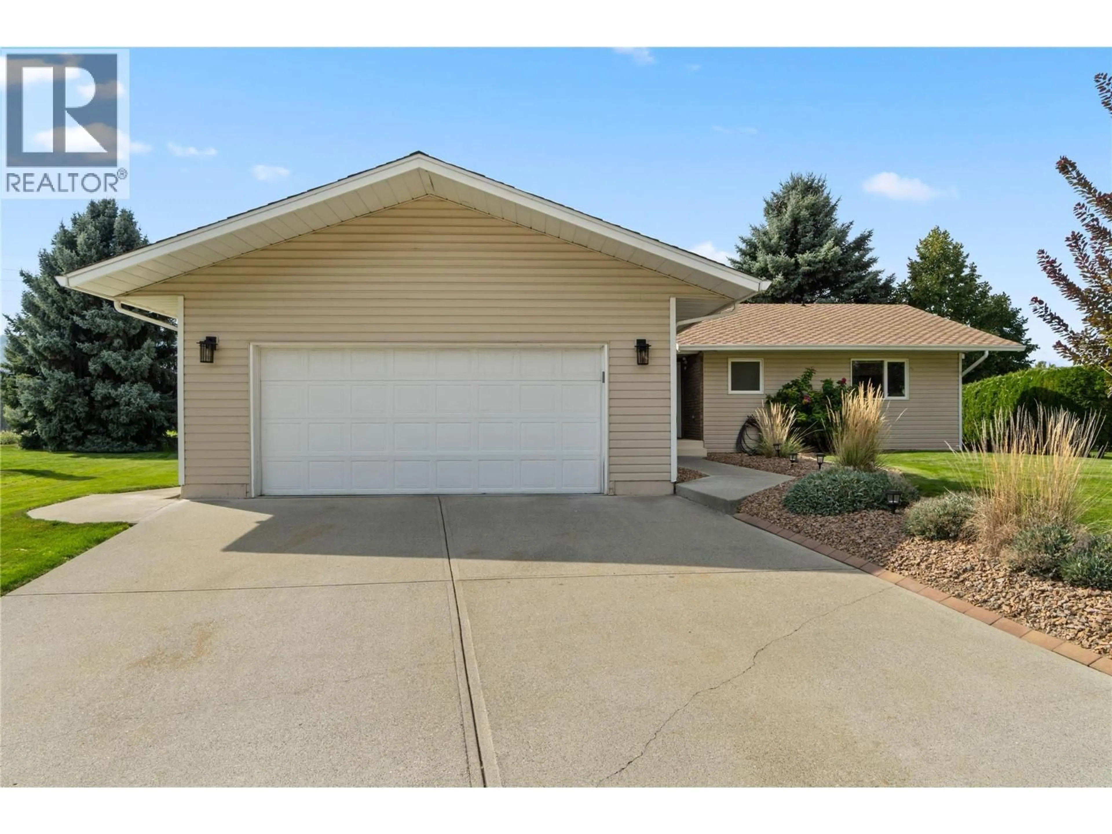 Home with vinyl exterior material, street for 449 NUEVA WYND, Kamloops British Columbia V2H1S1