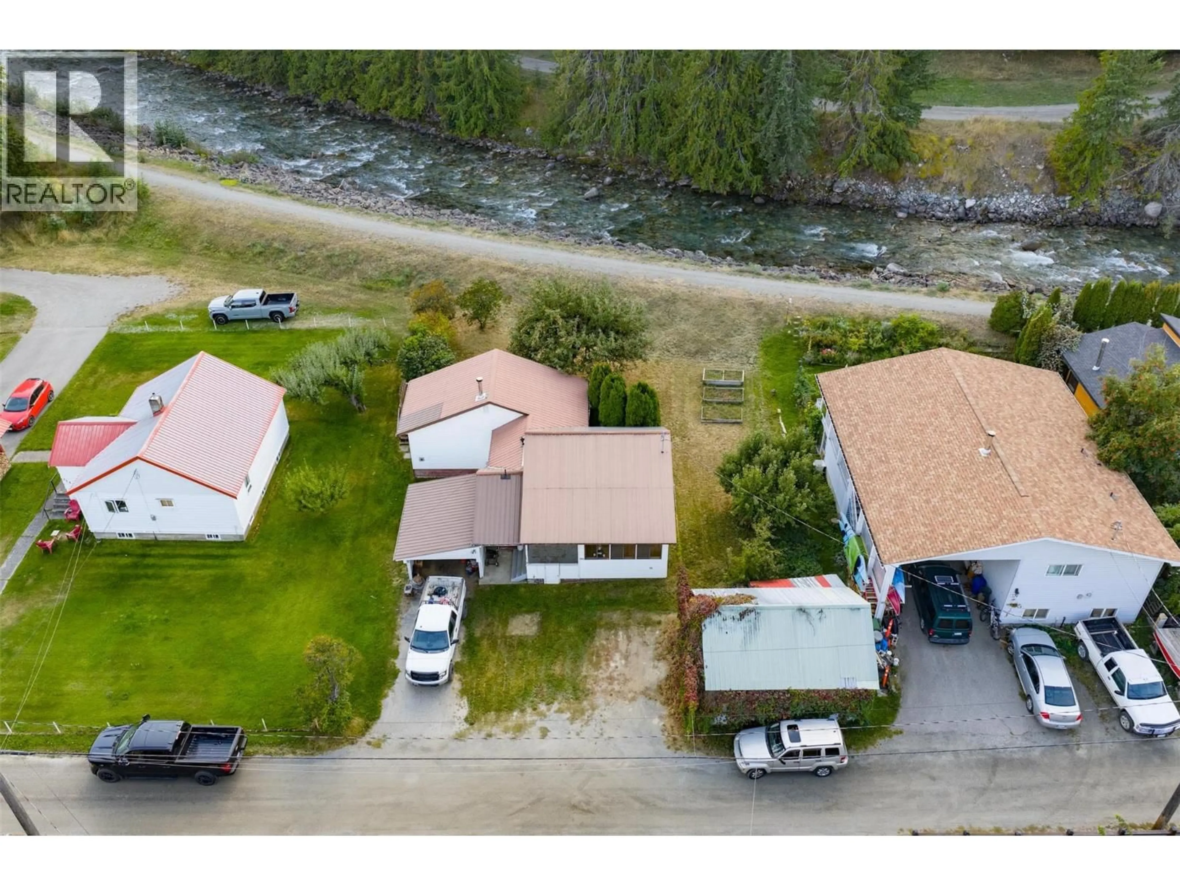 A pic from outside/outdoor area/front of a property/back of a property/a pic from drone, street for 320 RIVER LANE, Kaslo British Columbia V0G1M0
