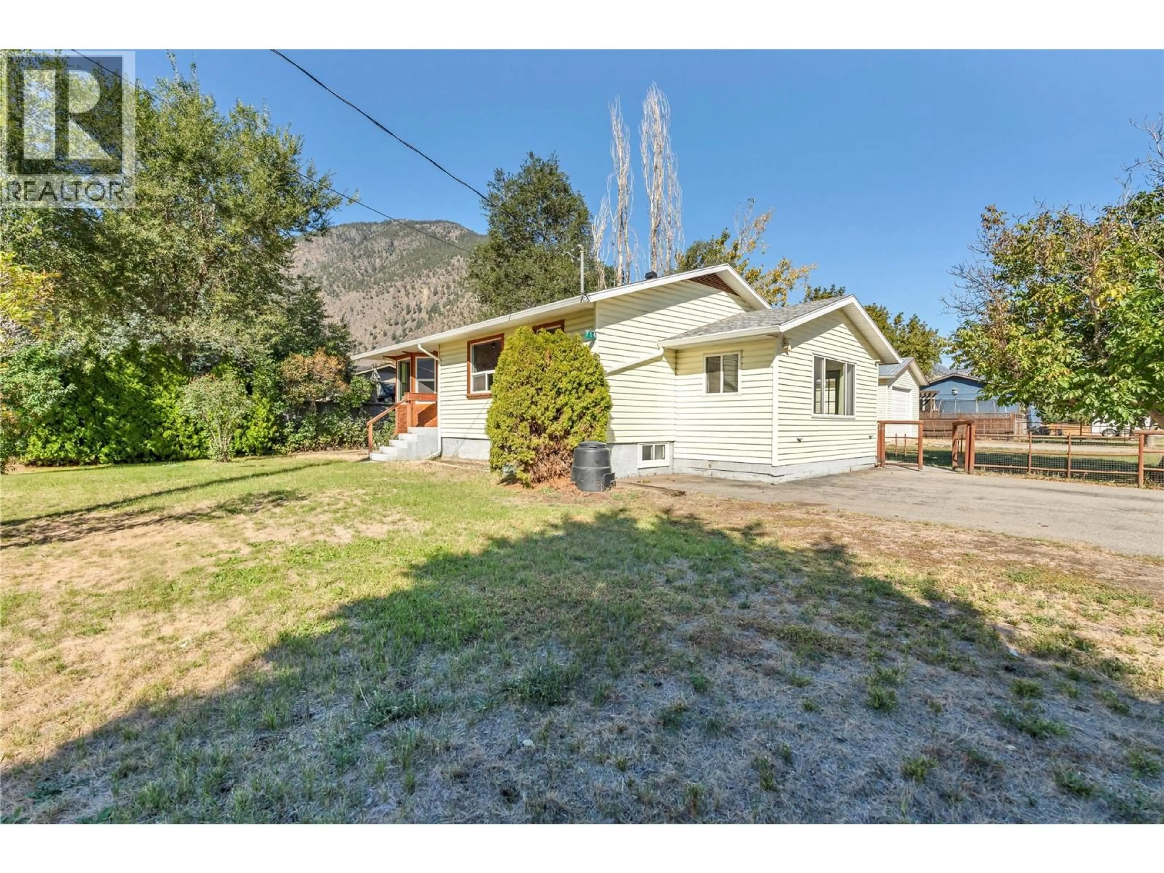 A pic from outside/outdoor area/front of a property/back of a property/a pic from drone, street for 714 2ND AVENUE, Keremeos British Columbia V0X1N2