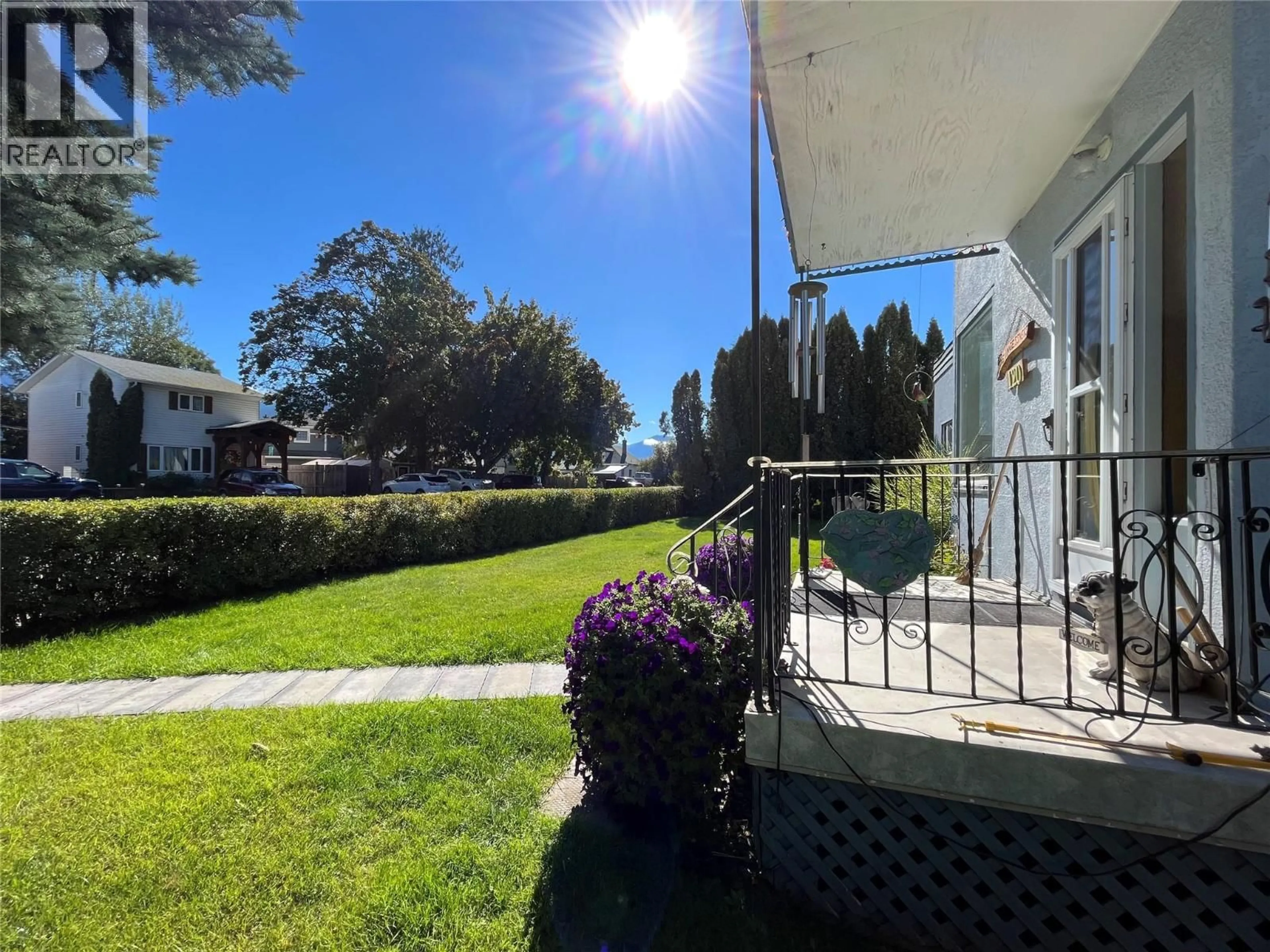 Patio, street for 120 4TH AVENUE NORTHWEST, Nakusp British Columbia V0G1R0