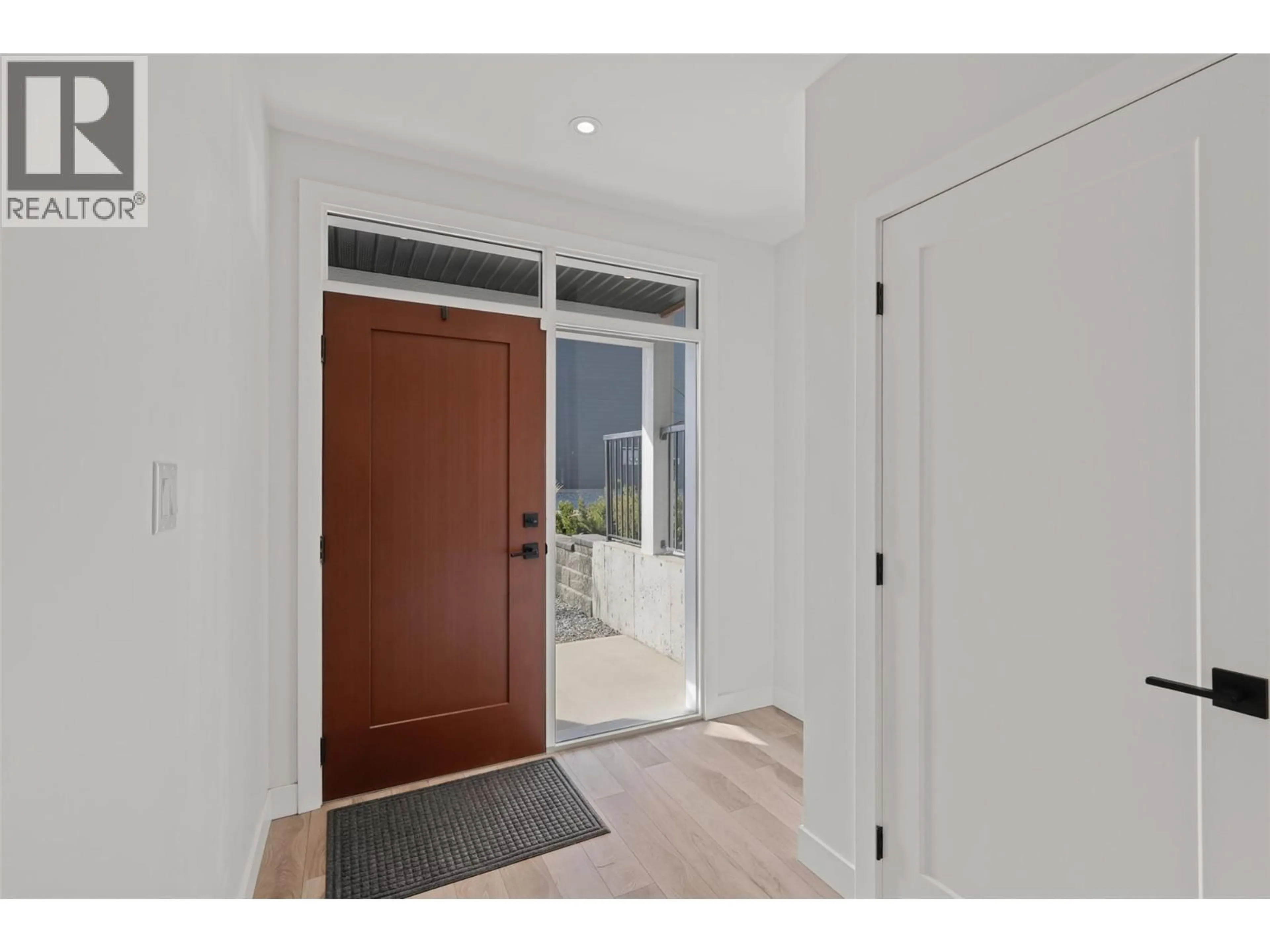 Indoor entryway for 124 RIVER GATE DRIVE, Kamloops British Columbia V2H0E4