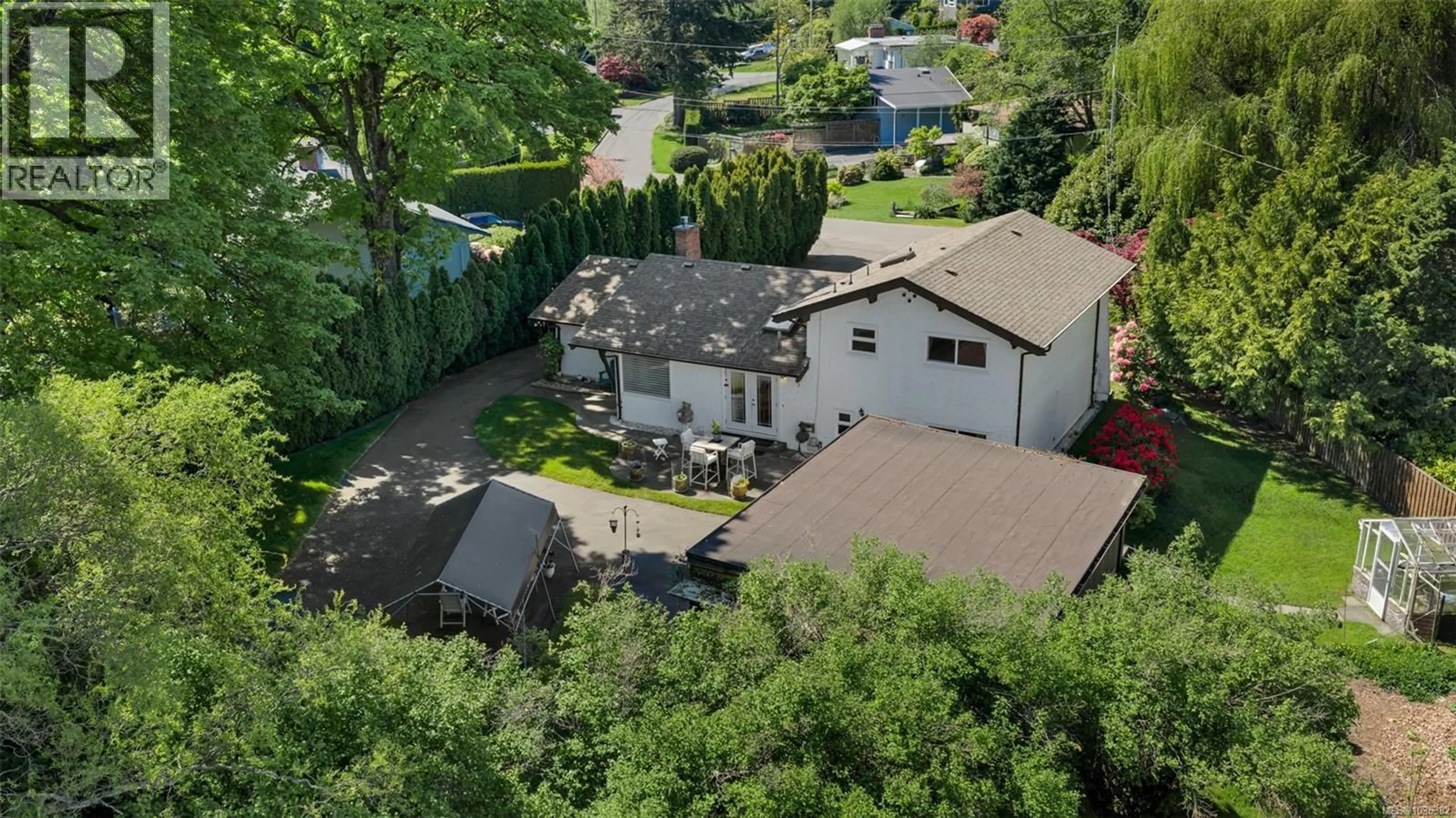A pic from outside/outdoor area/front of a property/back of a property/a pic from drone, street for 989 ABBEY ROAD EAST, Saanich British Columbia V8Y1L1