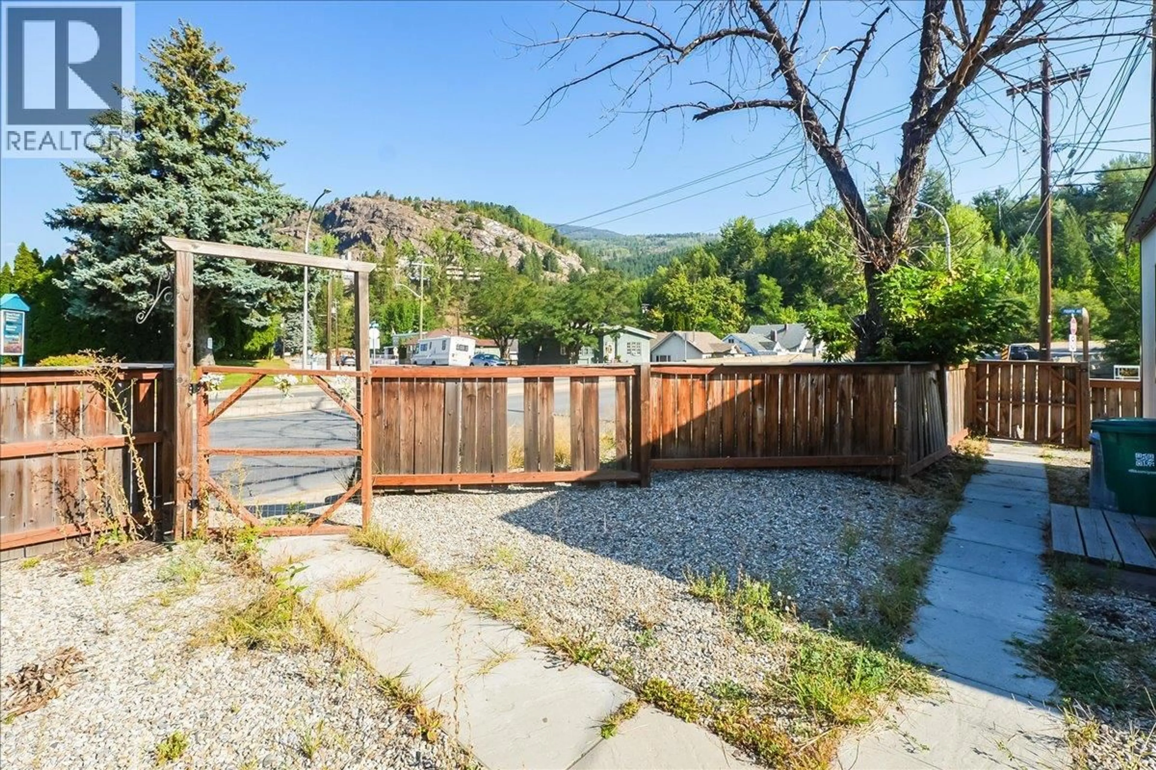 Patio, mountain view for 1406 FOURTH AVENUE, Trail British Columbia V1R1S5
