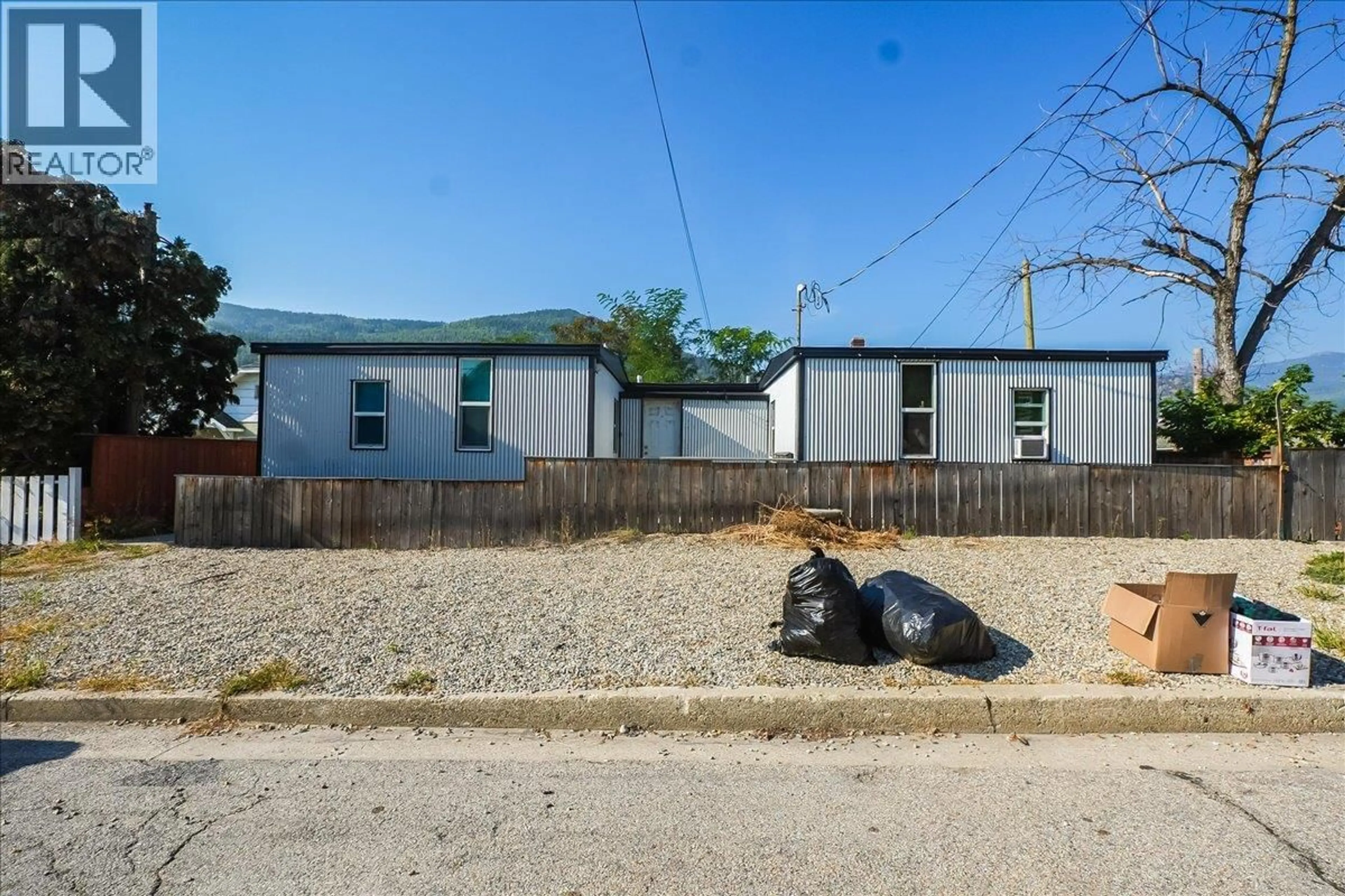 A pic from outside/outdoor area/front of a property/back of a property/a pic from drone, street for 1406 FOURTH AVENUE, Trail British Columbia V1R1S5