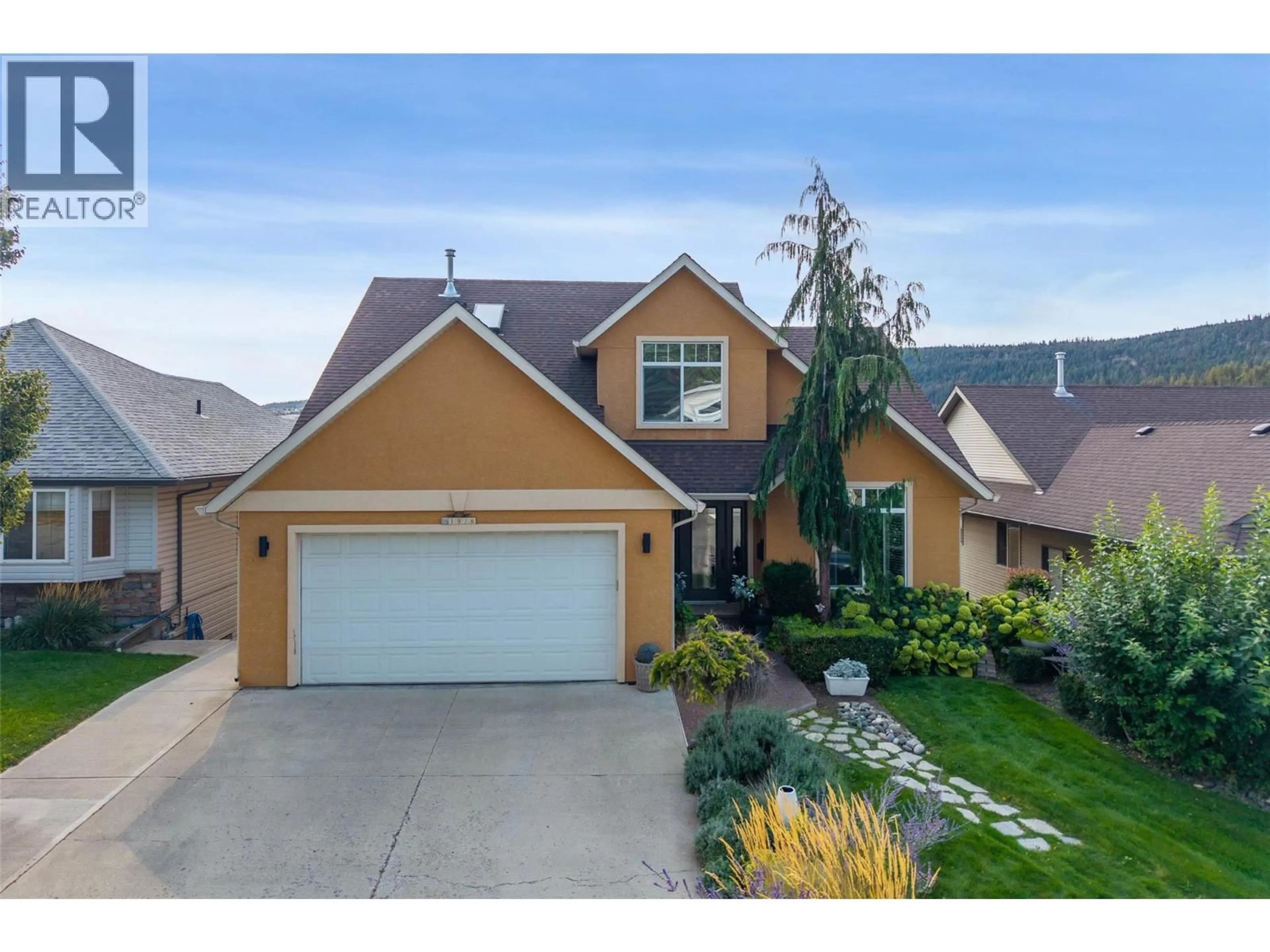 Home with vinyl exterior material, street for 1978 SASKATOON PLACE, Kamloops British Columbia V2E2T1