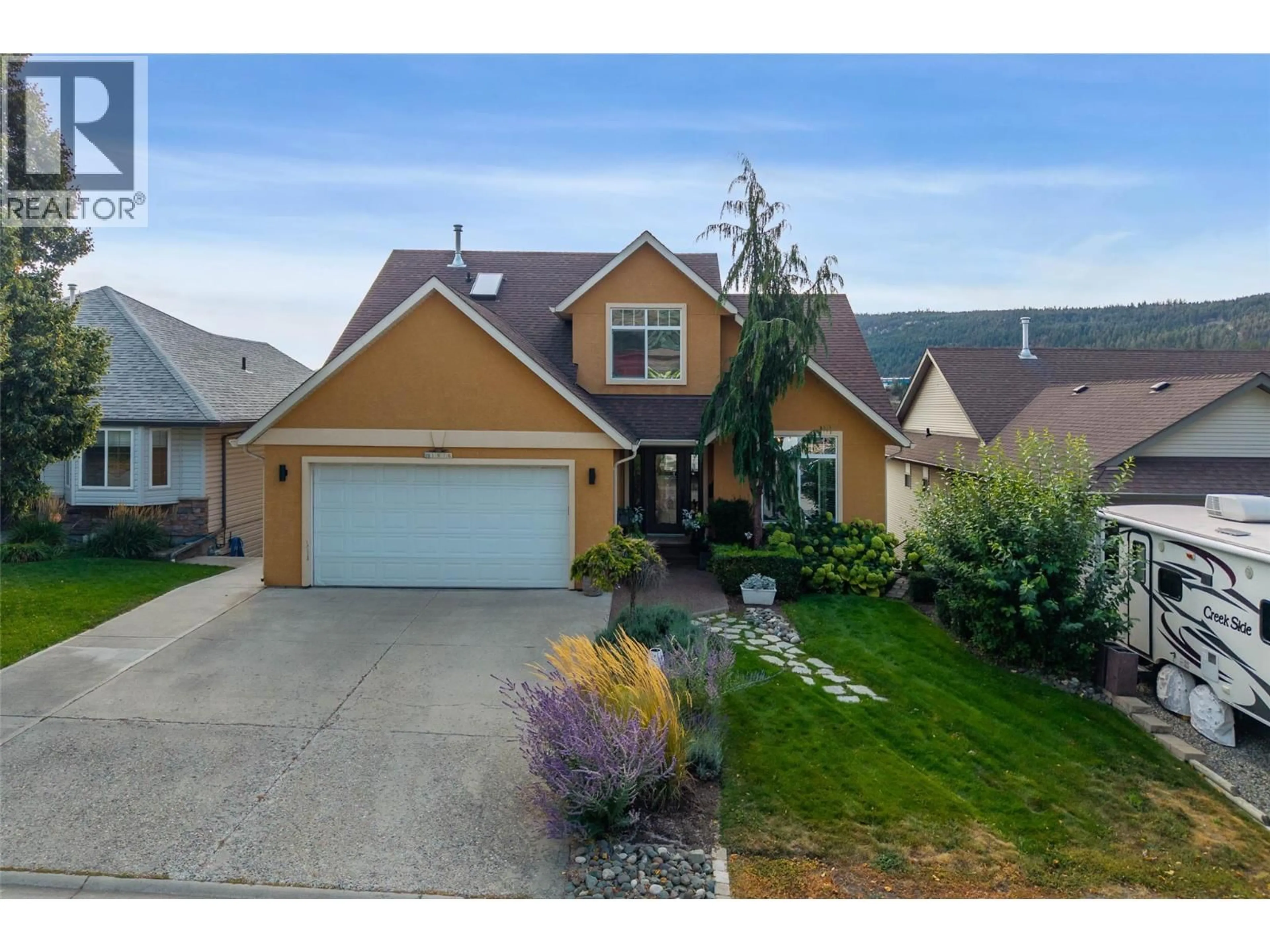 A pic from outside/outdoor area/front of a property/back of a property/a pic from drone, street for 1978 SASKATOON PLACE, Kamloops British Columbia V2E2T1