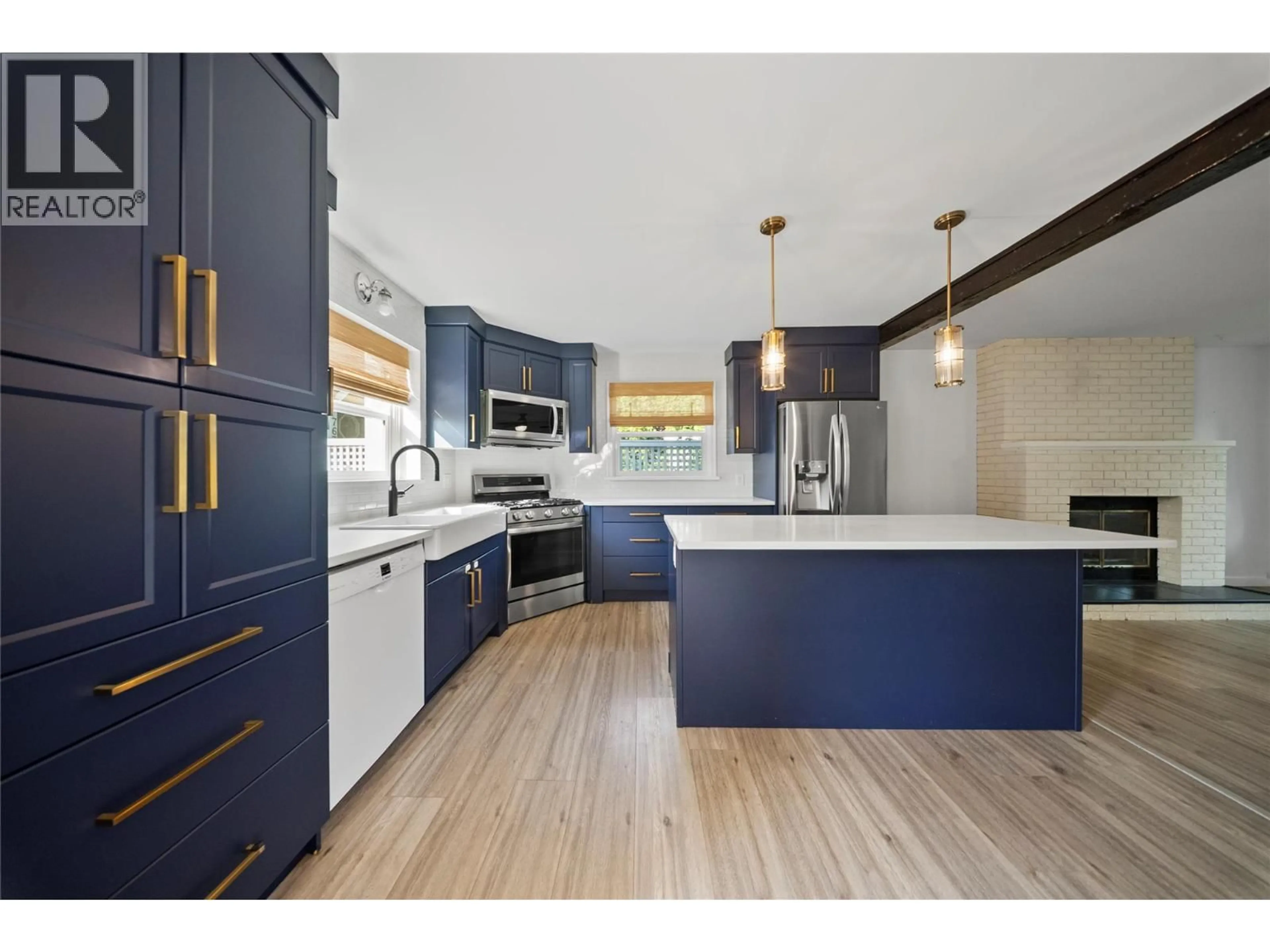 Open concept kitchen, wood/laminate floor for 765 BIRCH AVENUE, Kelowna British Columbia V1Y5H3