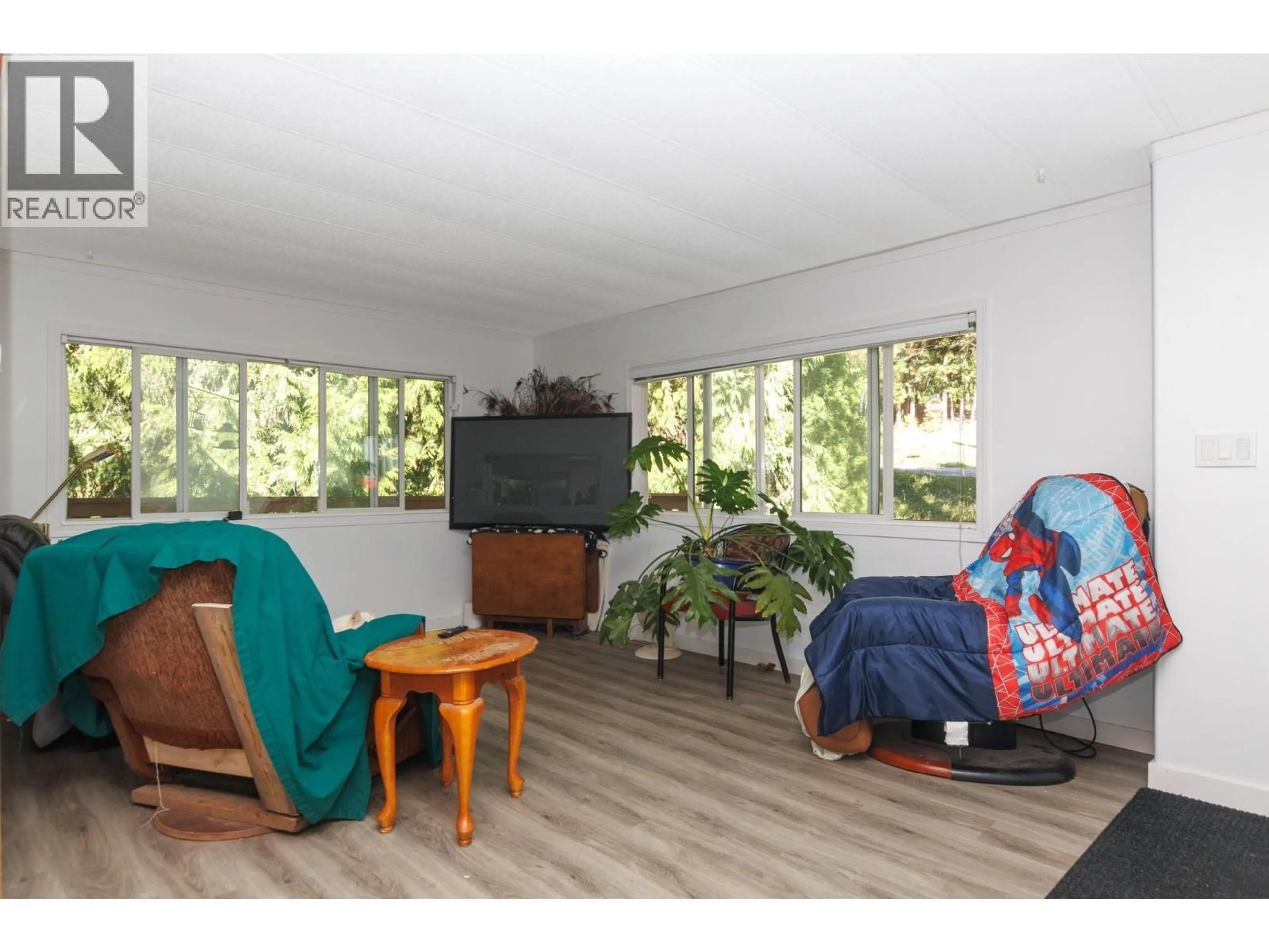Living room with furniture, wood/laminate floor for 5246 MAYFAIR ROAD SOUTHEAST, Salmon Arm British Columbia V1E2P8