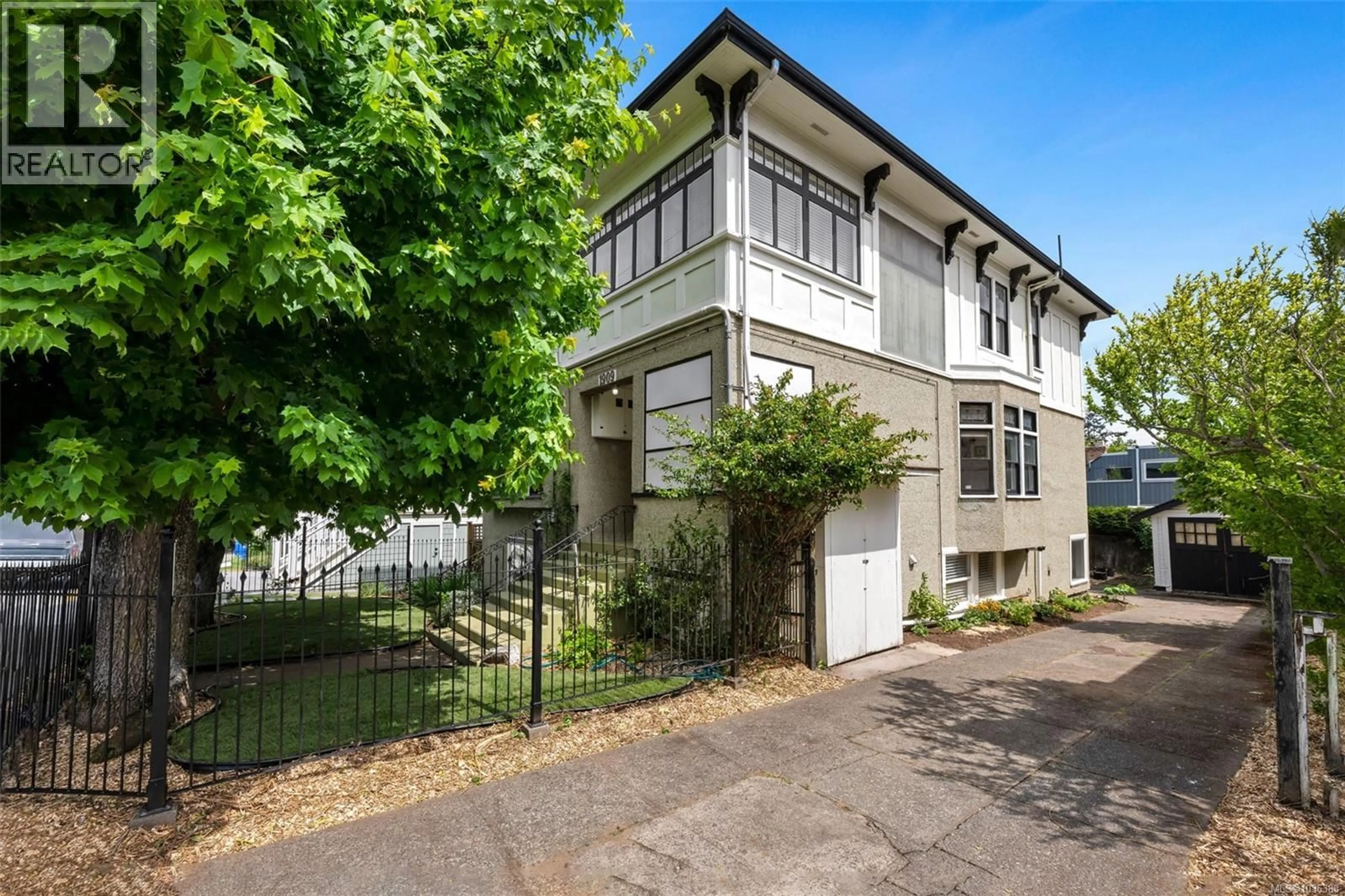 A pic from outside/outdoor area/front of a property/back of a property/a pic from drone, street for 1909 FERNWOOD ROAD, Victoria British Columbia V8T2Y6