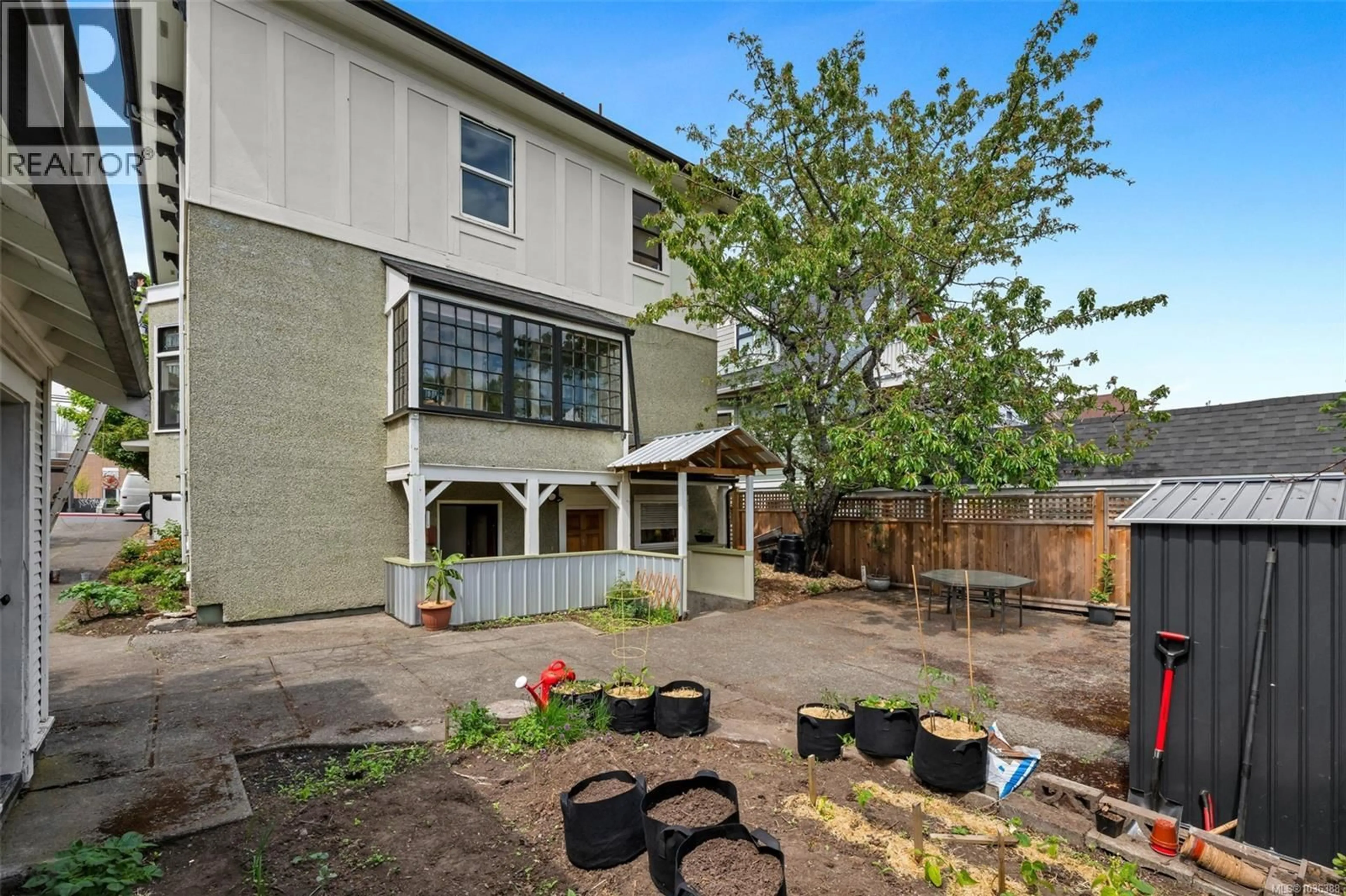 Patio, street for 1909 FERNWOOD ROAD, Victoria British Columbia V8T2Y6