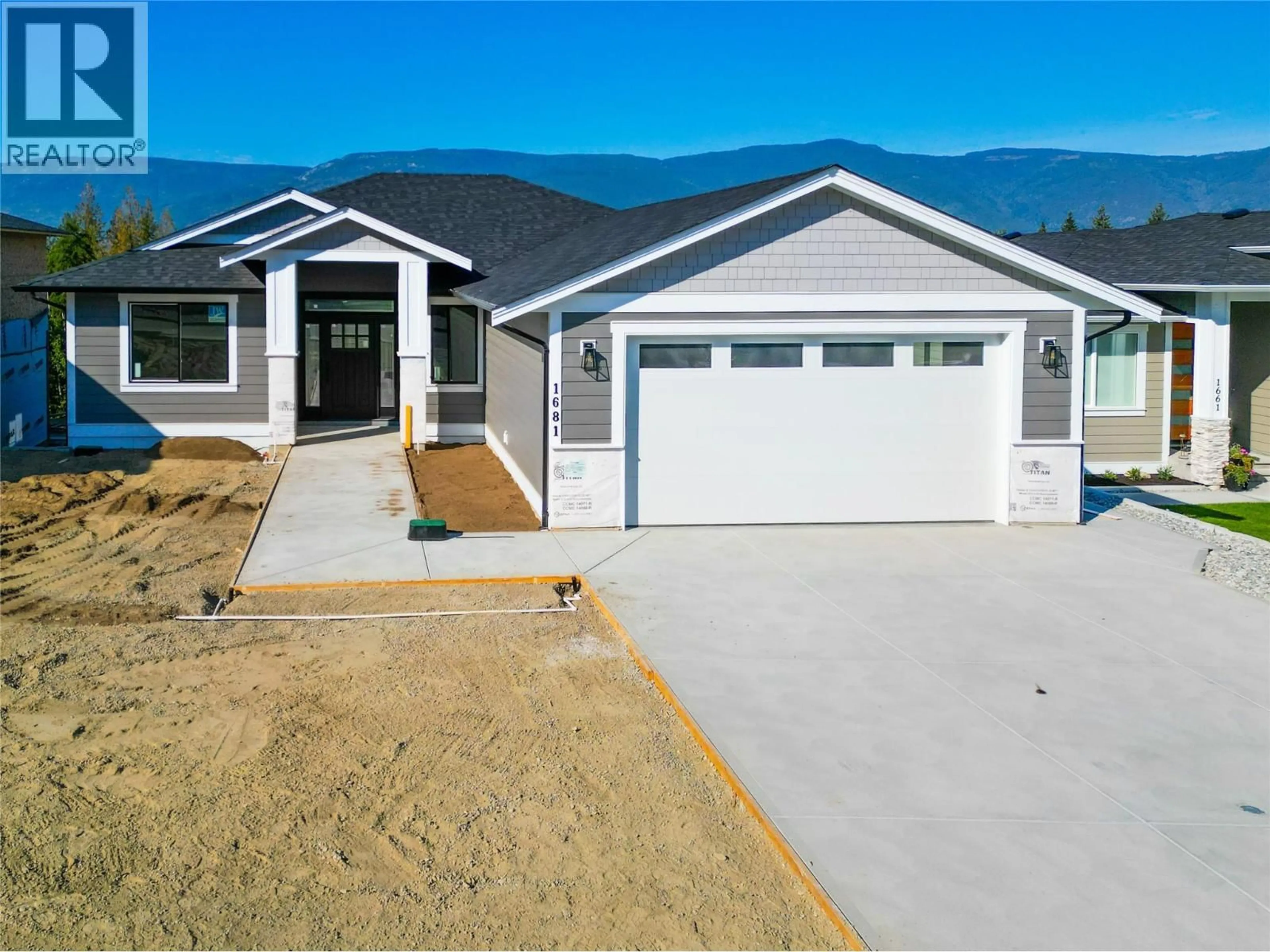 Home with vinyl exterior material, street for 1681 9 STREET SOUTHEAST, Salmon Arm British Columbia V1E0G9
