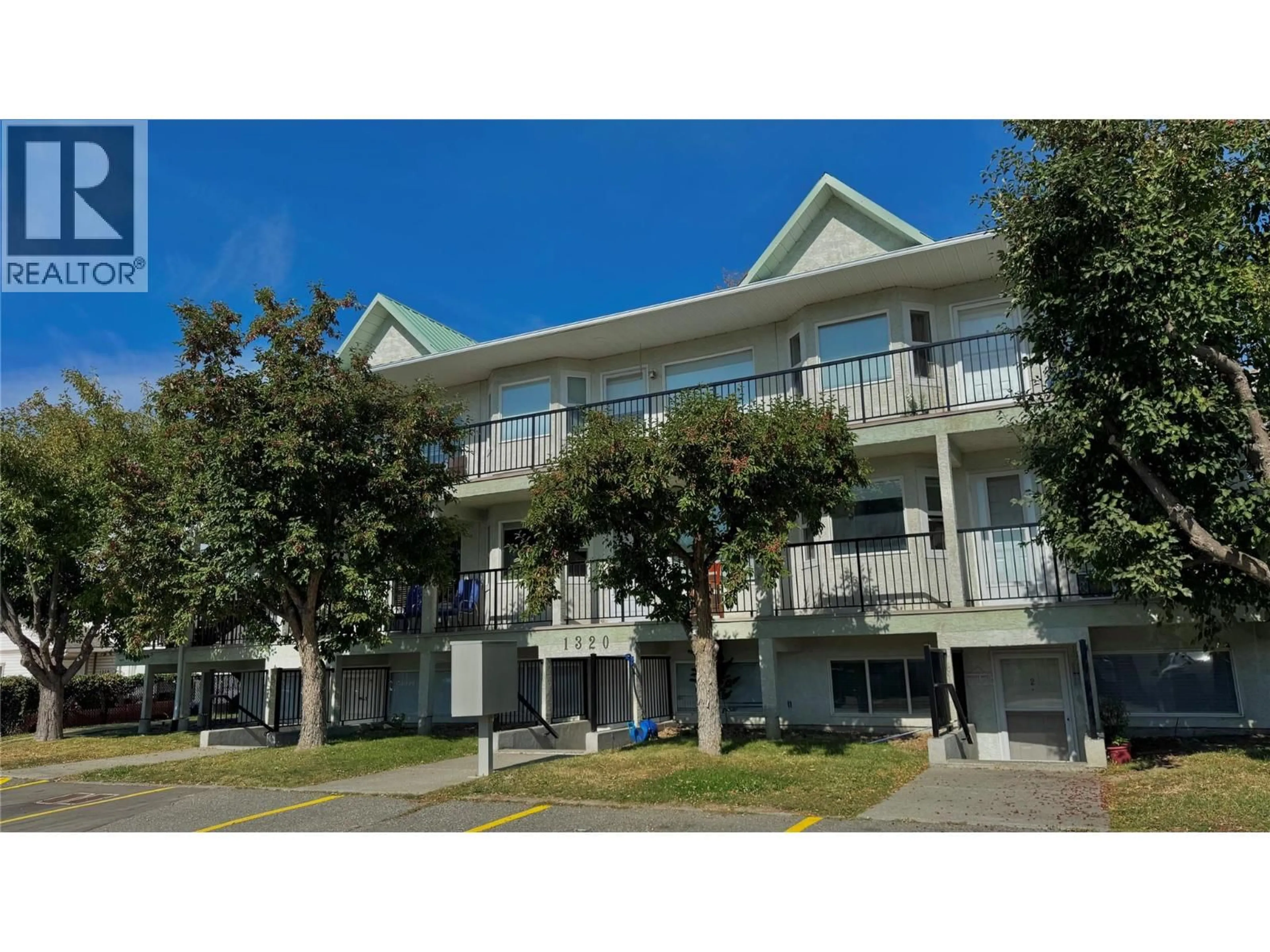 A pic from outside/outdoor area/front of a property/back of a property/a pic from drone, unknown for 4 - 1320 SELKIRK AVENUE, Kamloops British Columbia V2B1V7