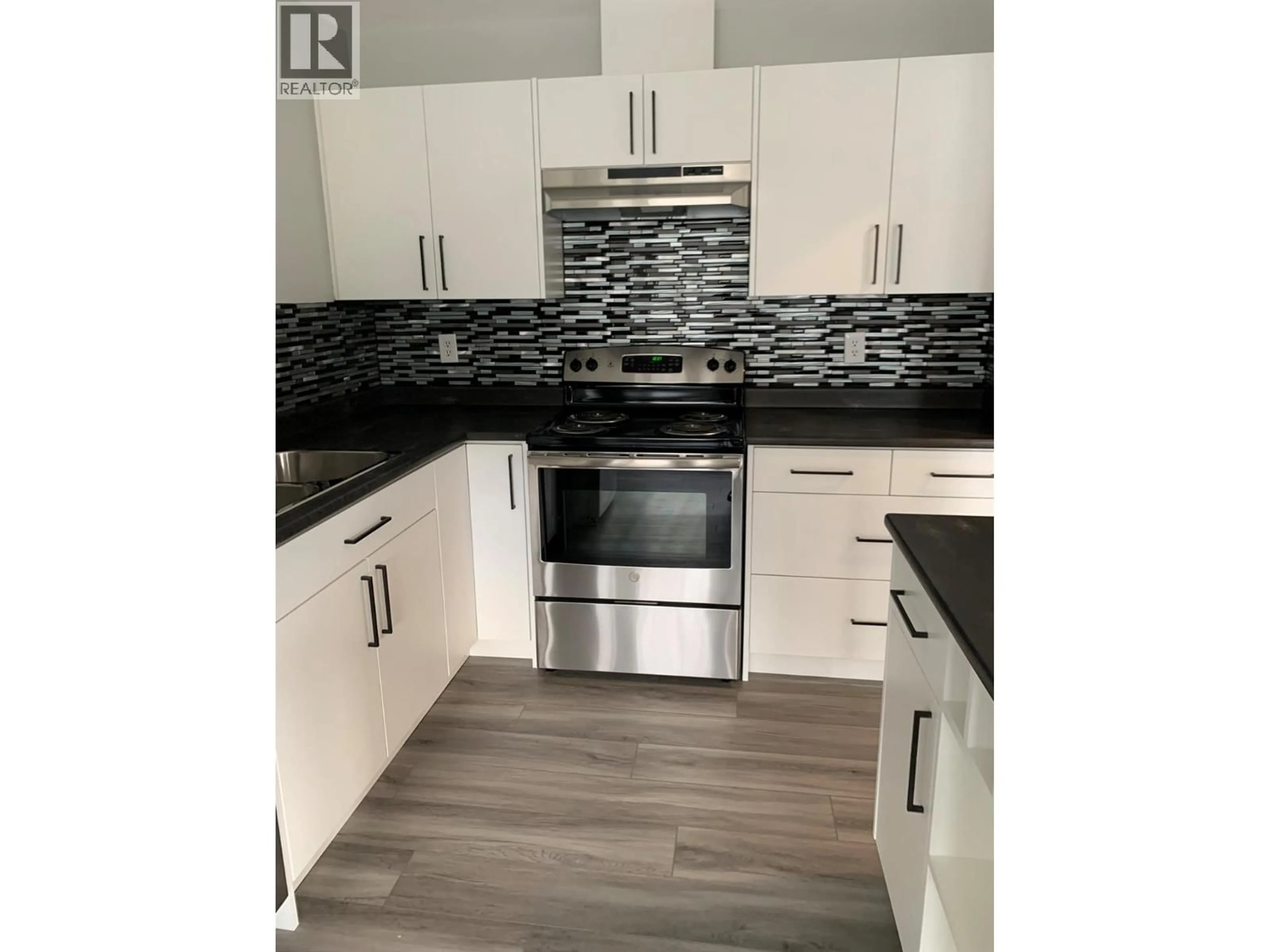 Open concept kitchen, unknown for 4 - 1320 SELKIRK AVENUE, Kamloops British Columbia V2B1V7