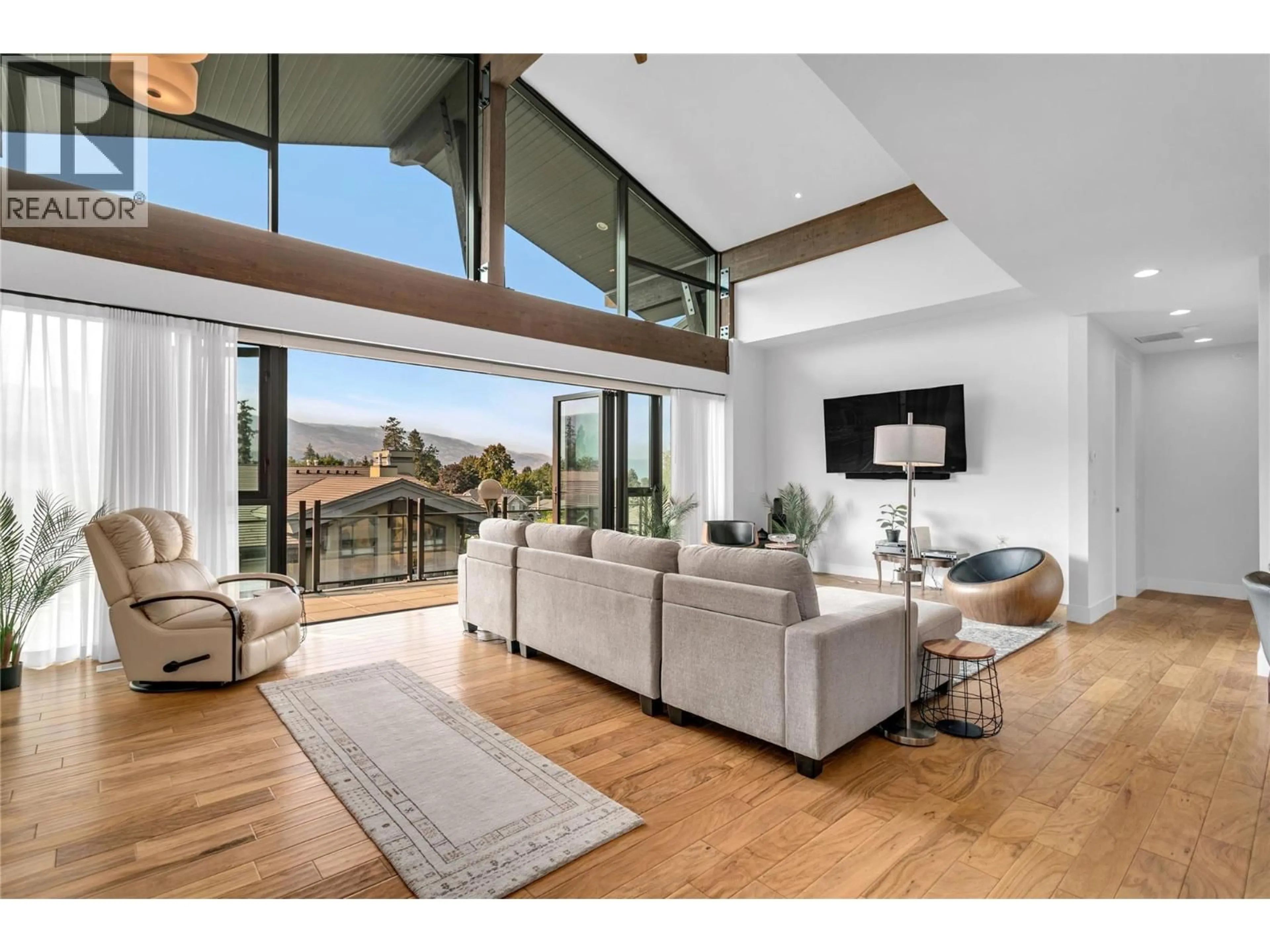 Living room with furniture, wood/laminate floor for 407 - 580 SARSONS ROAD, Kelowna British Columbia V1W5H5