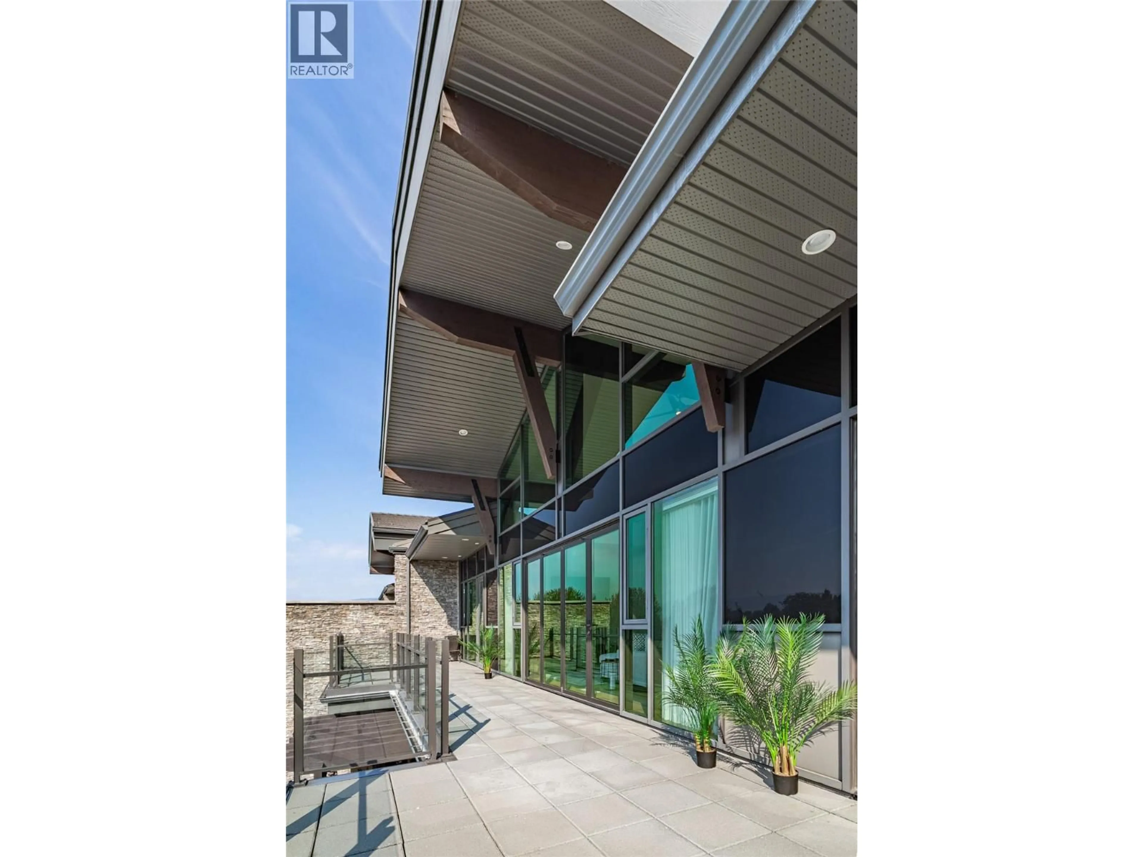Indoor foyer for 407 - 580 SARSONS ROAD, Kelowna British Columbia V1W5H5