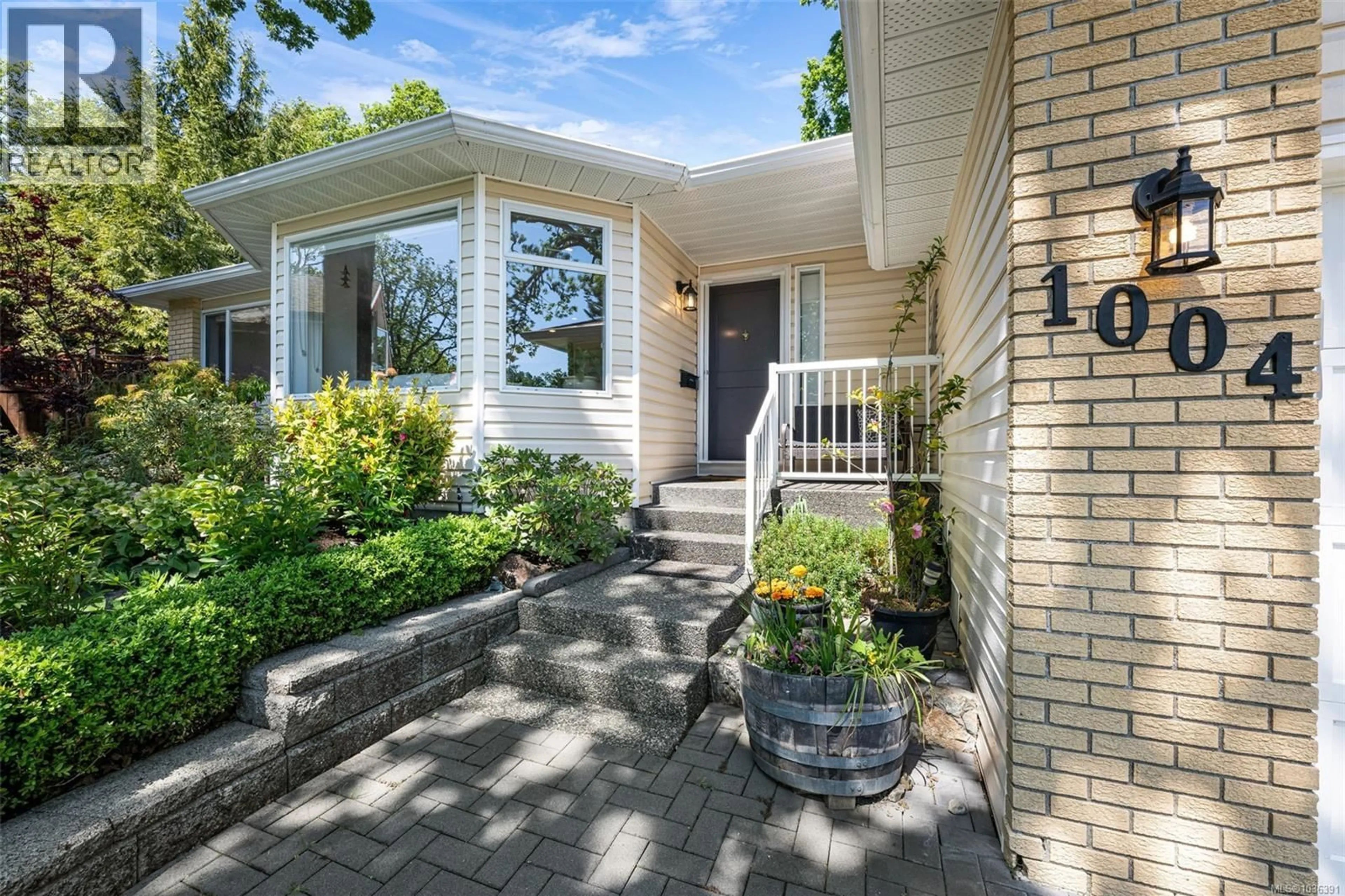 Unknown for 1004 FALAISE PLACE, Saanich British Columbia V8Y2W7