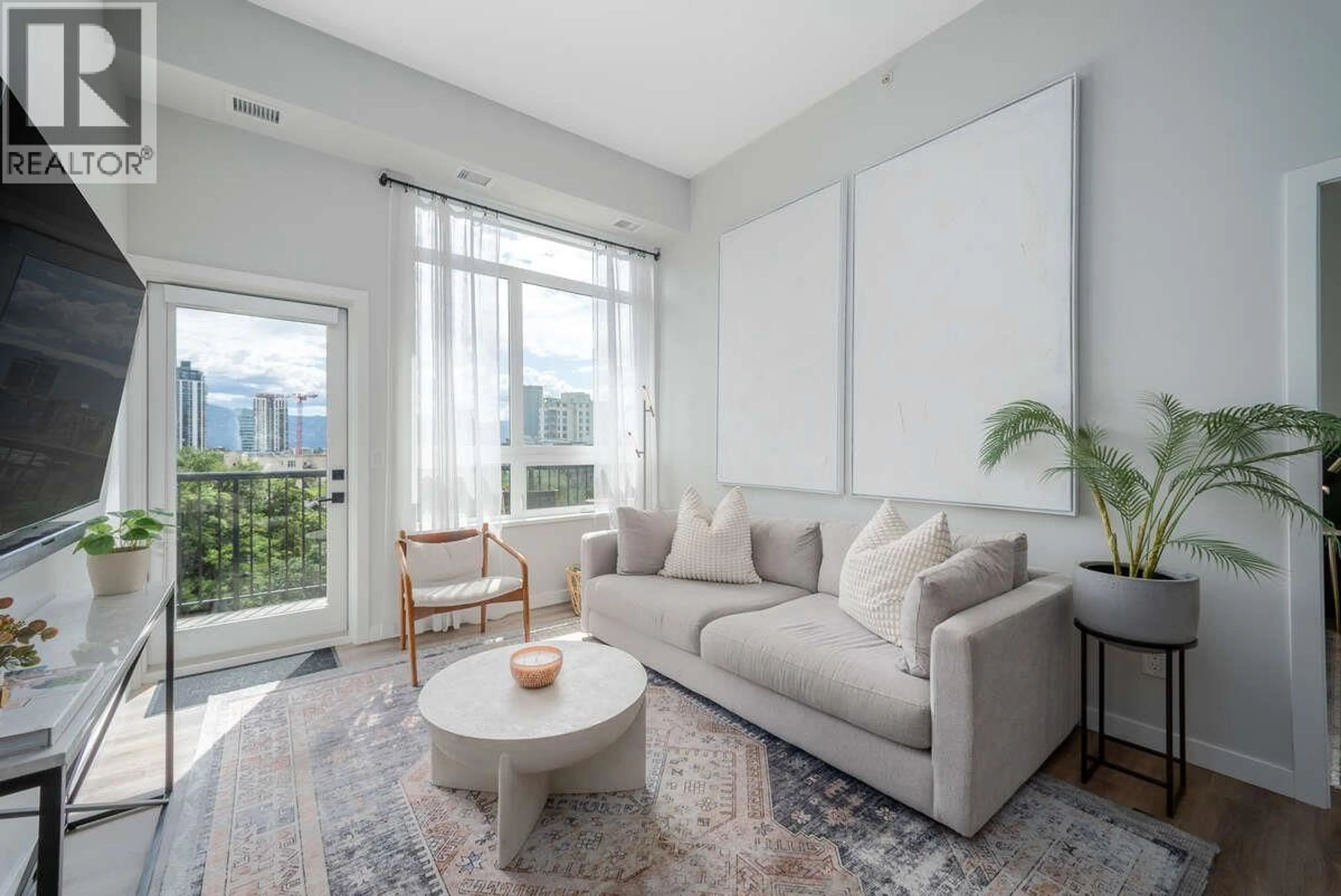 Living room with furniture, unknown for 605 - 1215 ST PAUL STREET, Kelowna British Columbia V1Y2C7