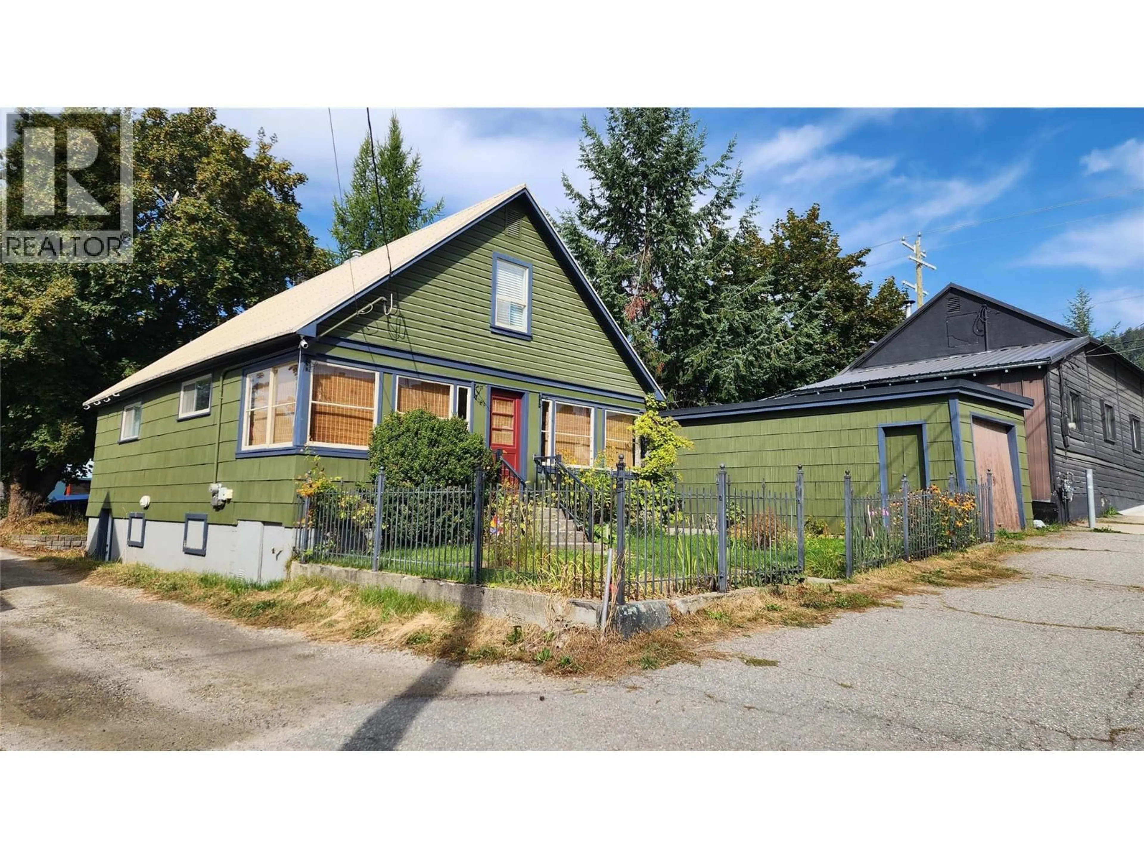 Home with vinyl exterior material, street for 2181 QUEEN STREET, Rossland British Columbia V0G1Y0