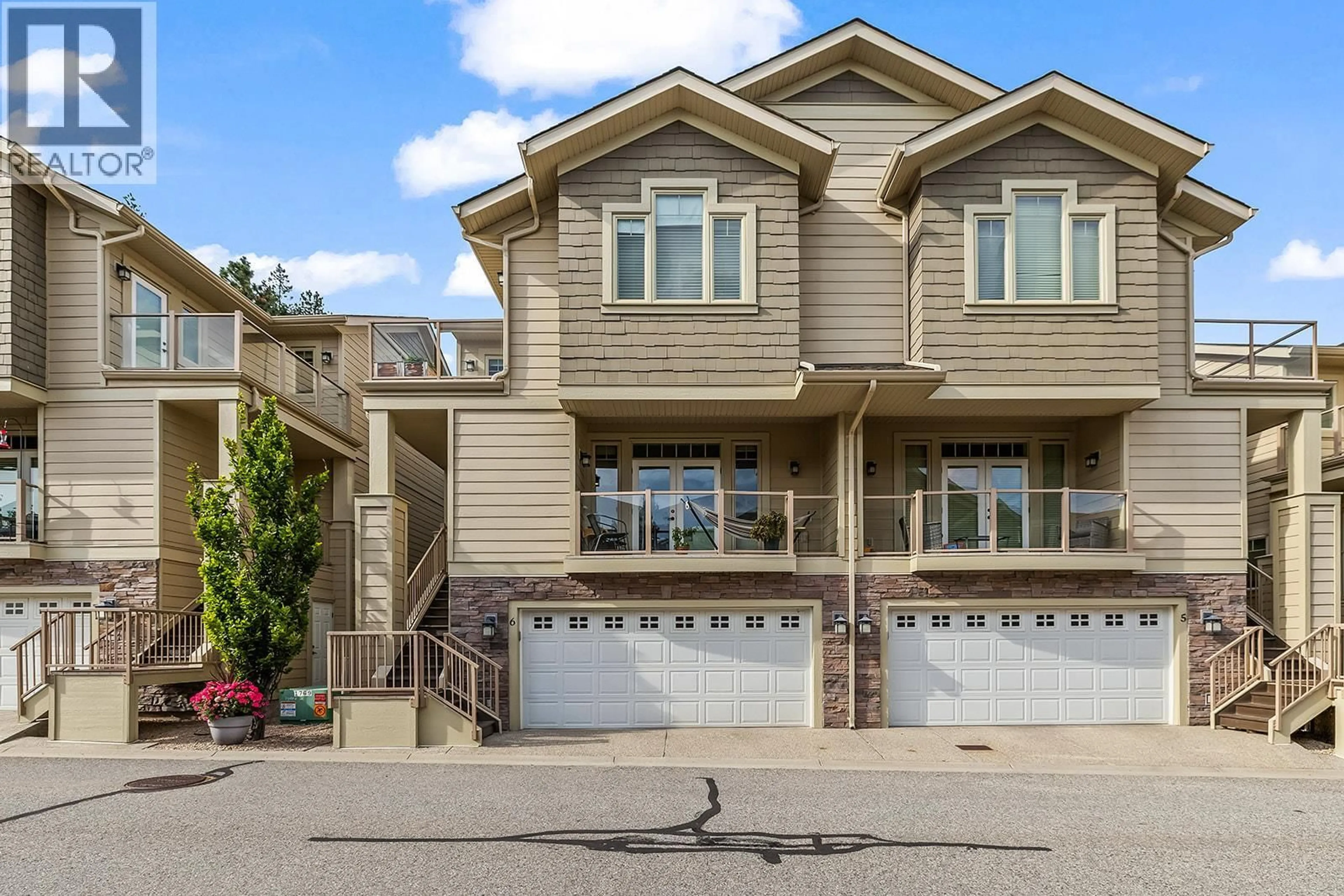 Home with vinyl exterior material, street for 6 - 2283 SHANNON HEIGHTS COURT, West Kelowna British Columbia V4T3B9