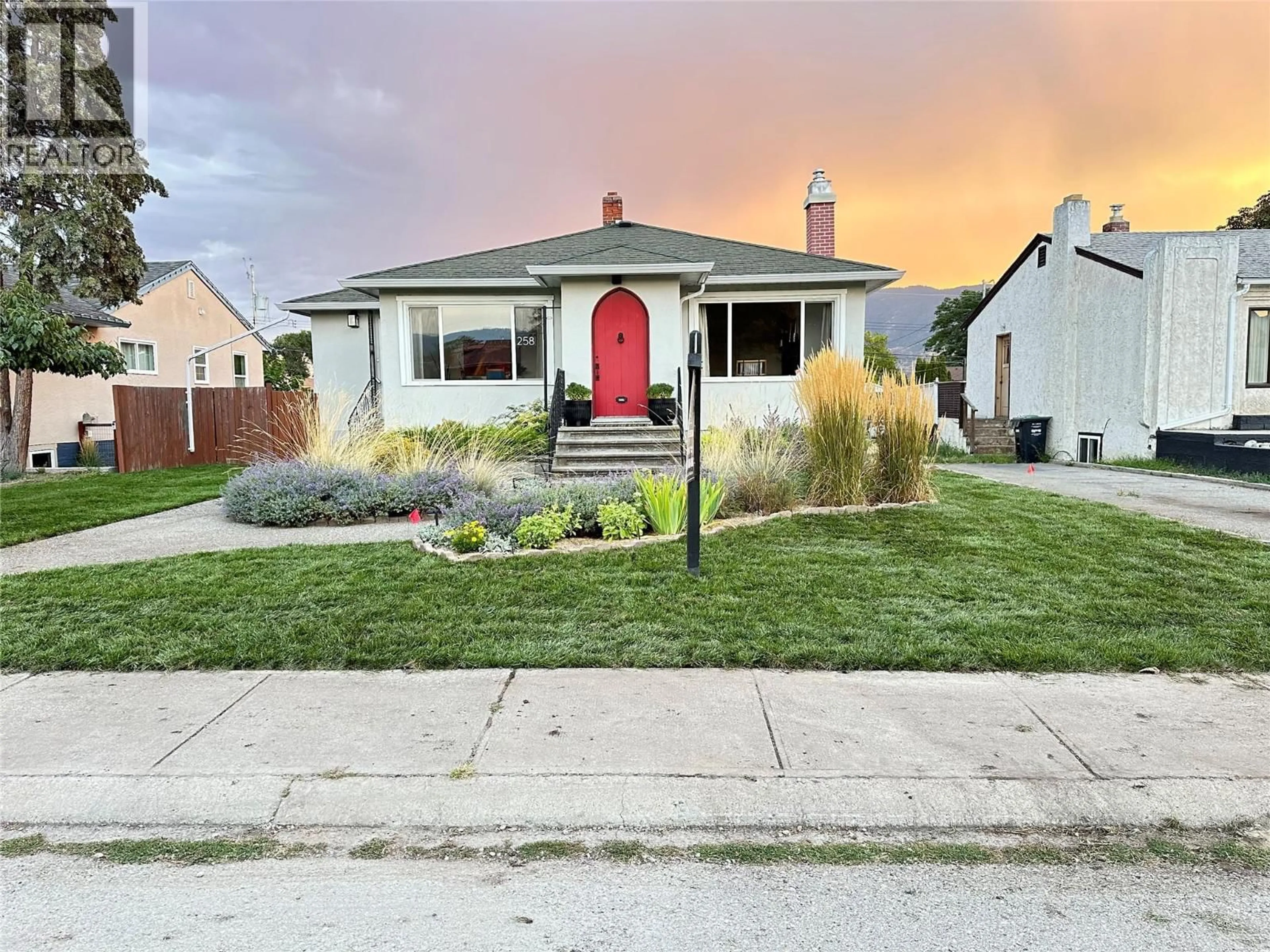 Home with vinyl exterior material, street for 258 WINDSOR AVENUE, Penticton British Columbia V2A2K4