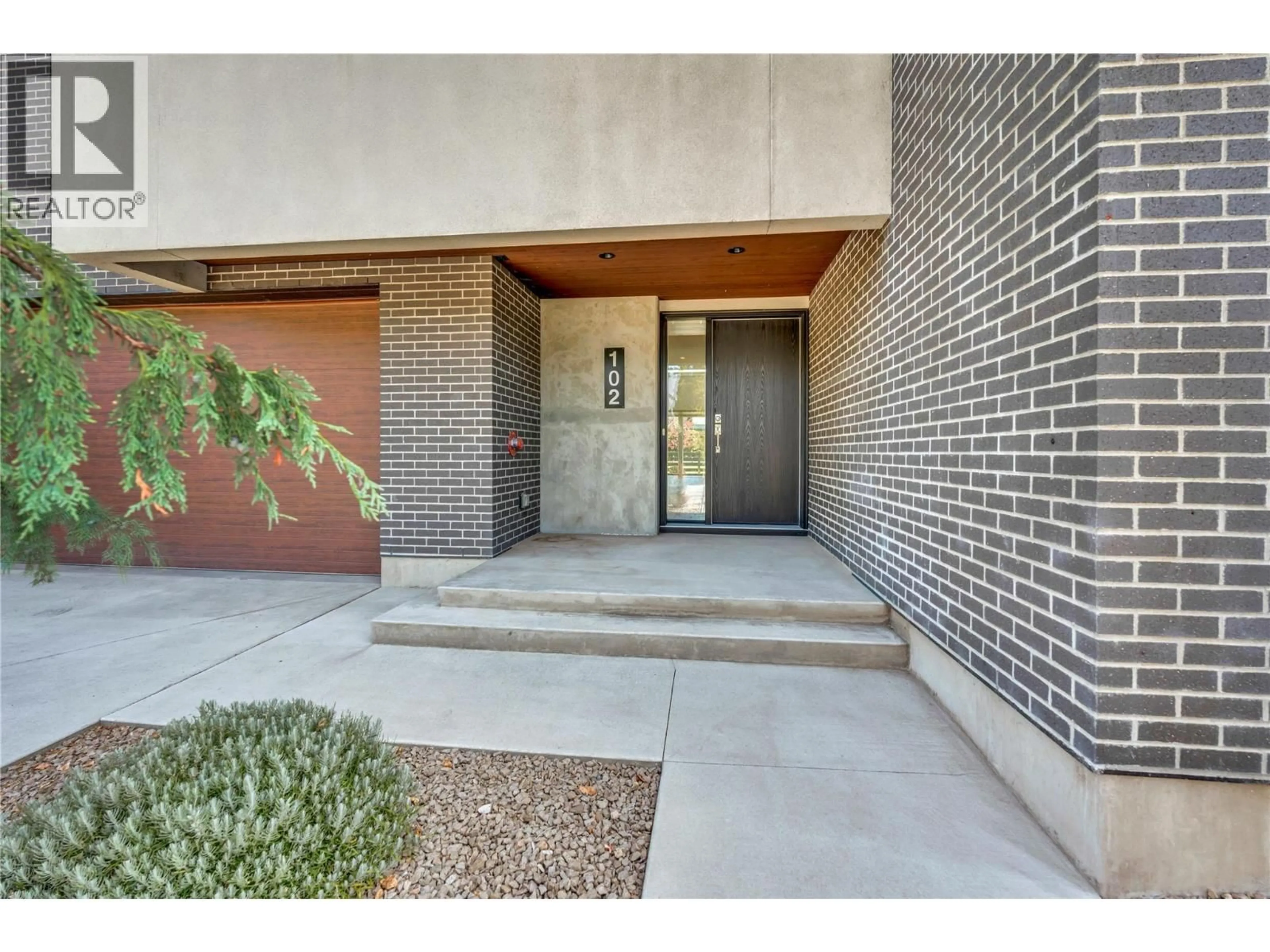 Indoor entryway for 102 - 166 POWER STREET, Penticton British Columbia V2A5W9
