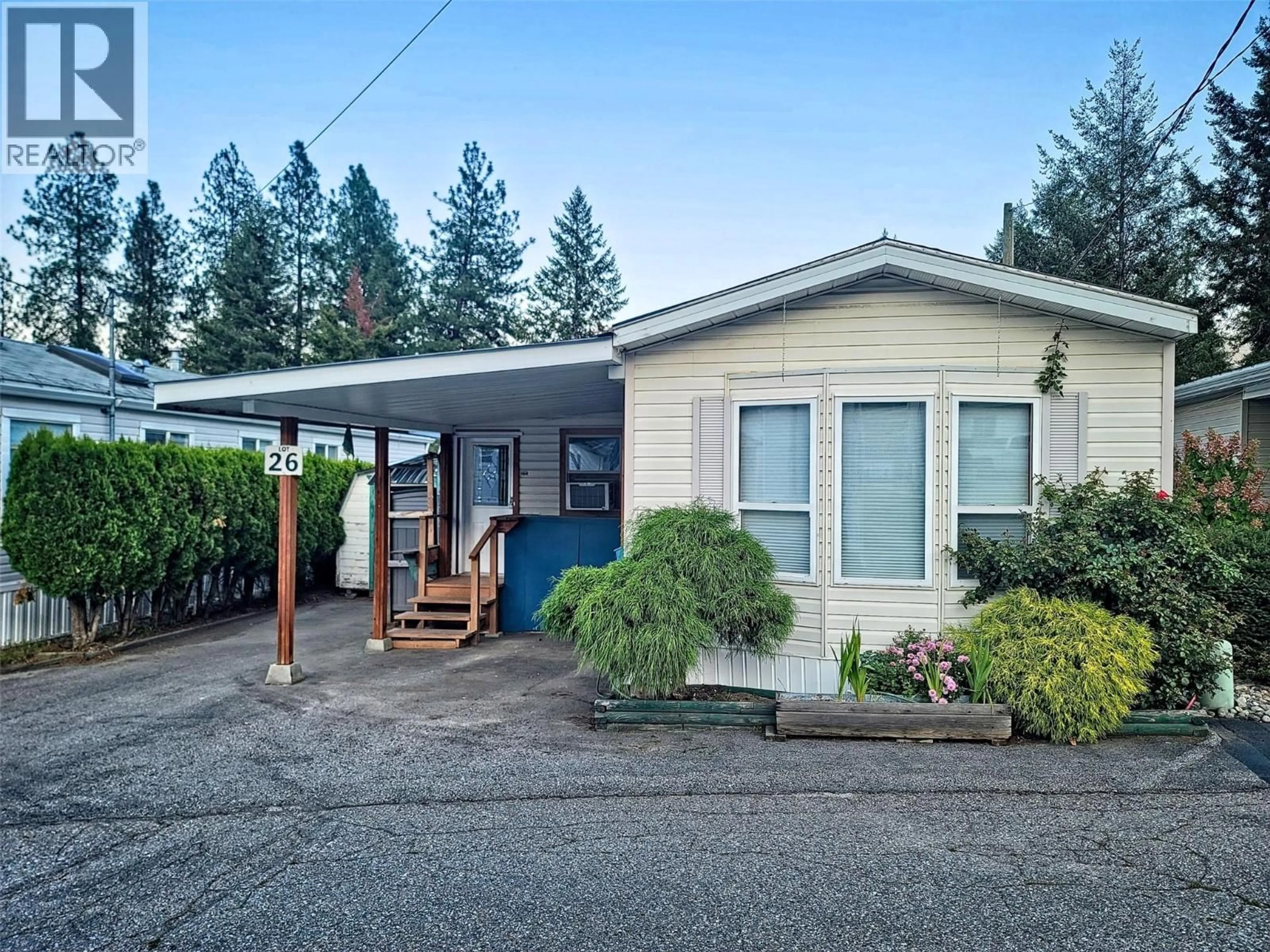 Home with vinyl exterior material, street for 20 - 1545 COLUMBIA AVENUE, Castlegar British Columbia V1N1J1