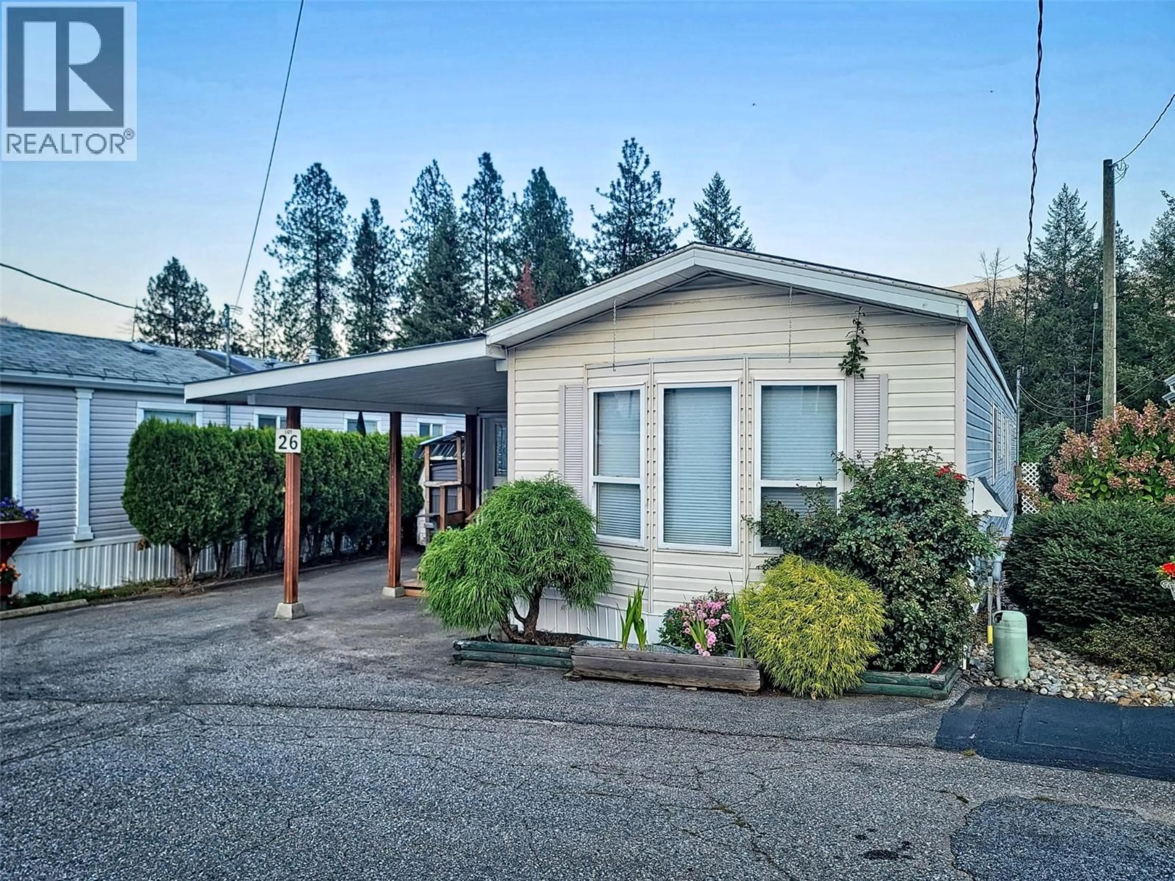 Home with vinyl exterior material, street for 20 - 1545 COLUMBIA AVENUE, Castlegar British Columbia V1N1J1