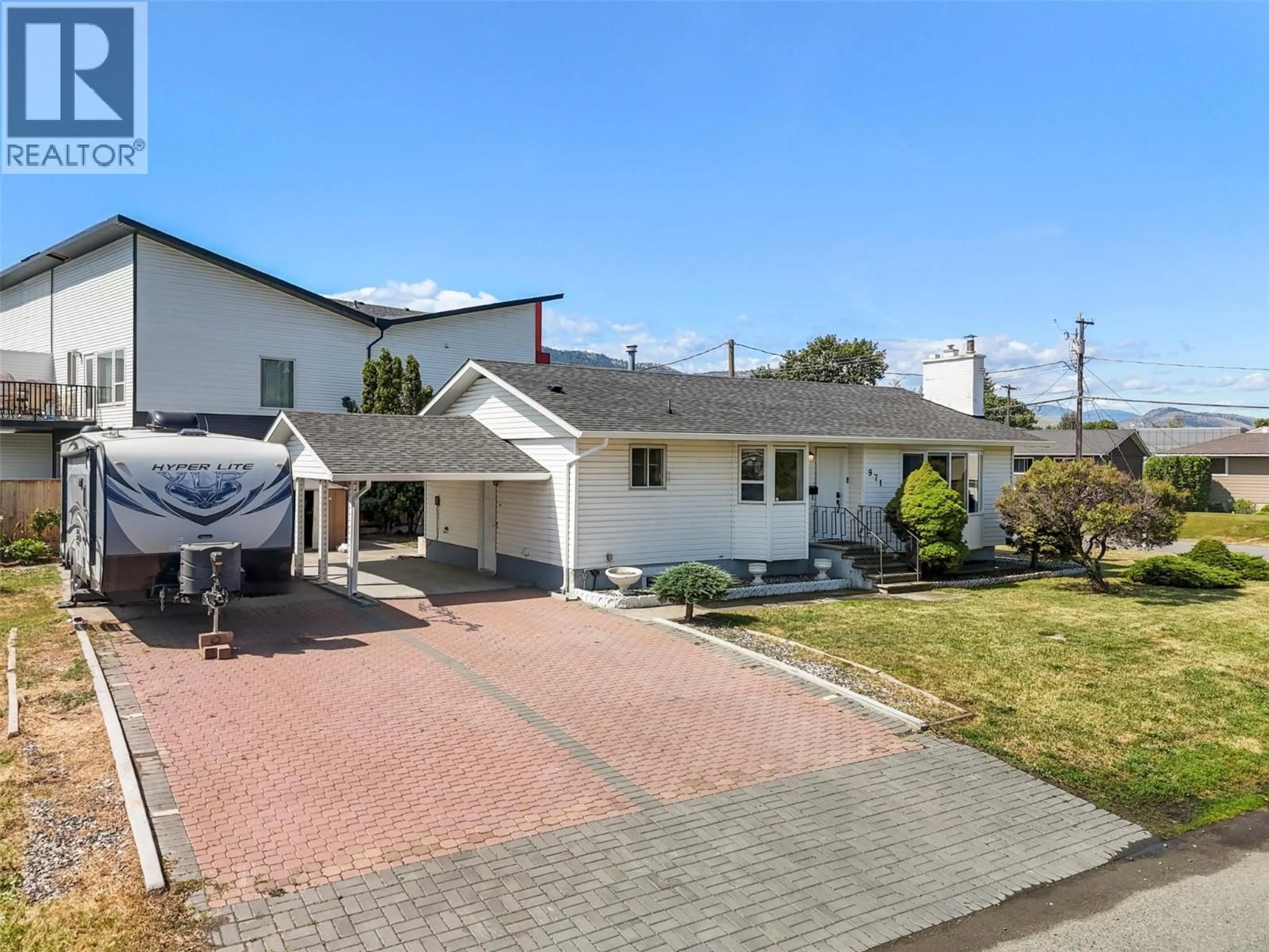 A pic from outside/outdoor area/front of a property/back of a property/a pic from drone, street for 971 KIRKLAND PLACE, Kamloops British Columbia V2B3Y7