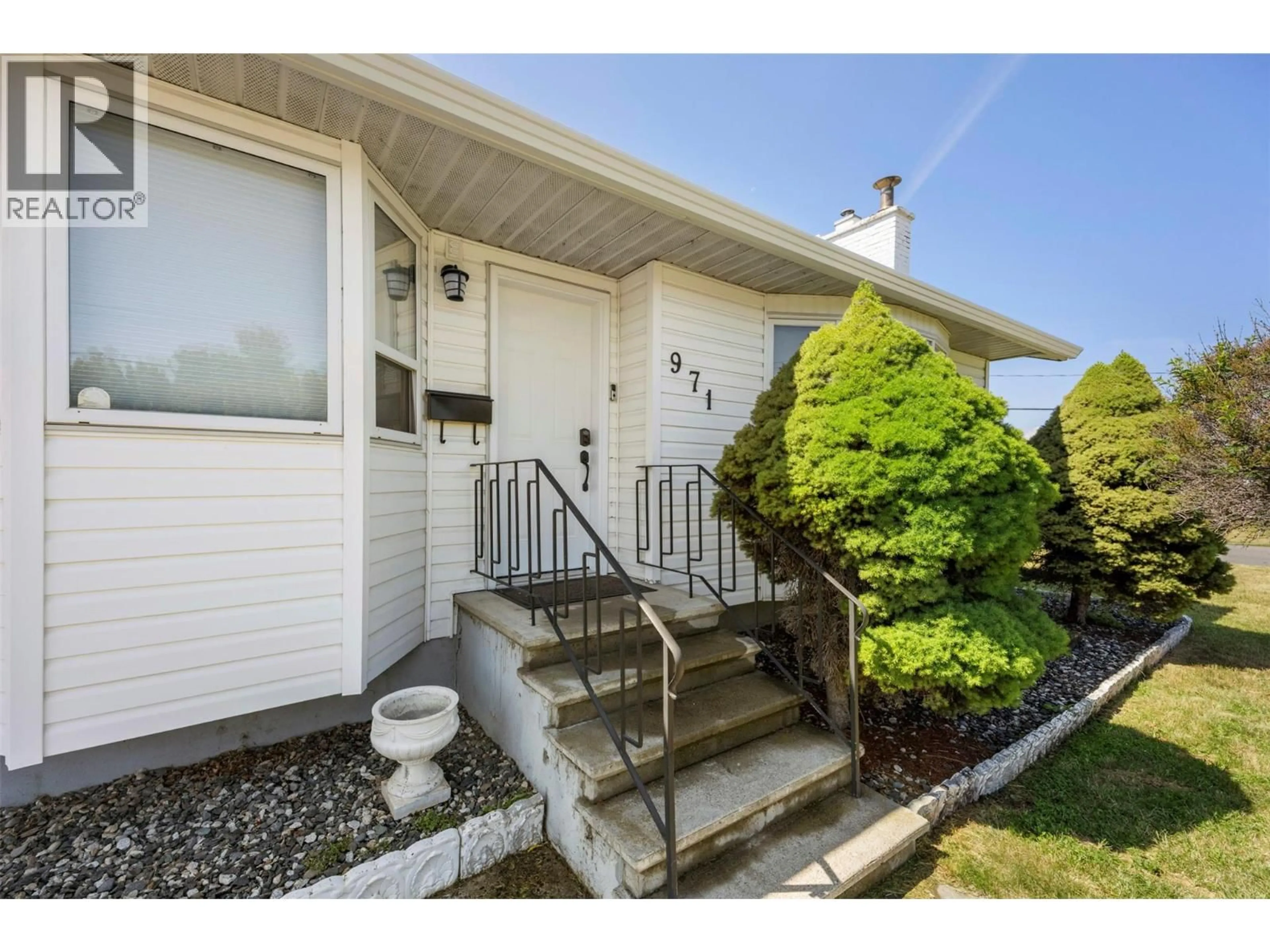 Home with vinyl exterior material, street for 971 KIRKLAND PLACE, Kamloops British Columbia V2B3Y7