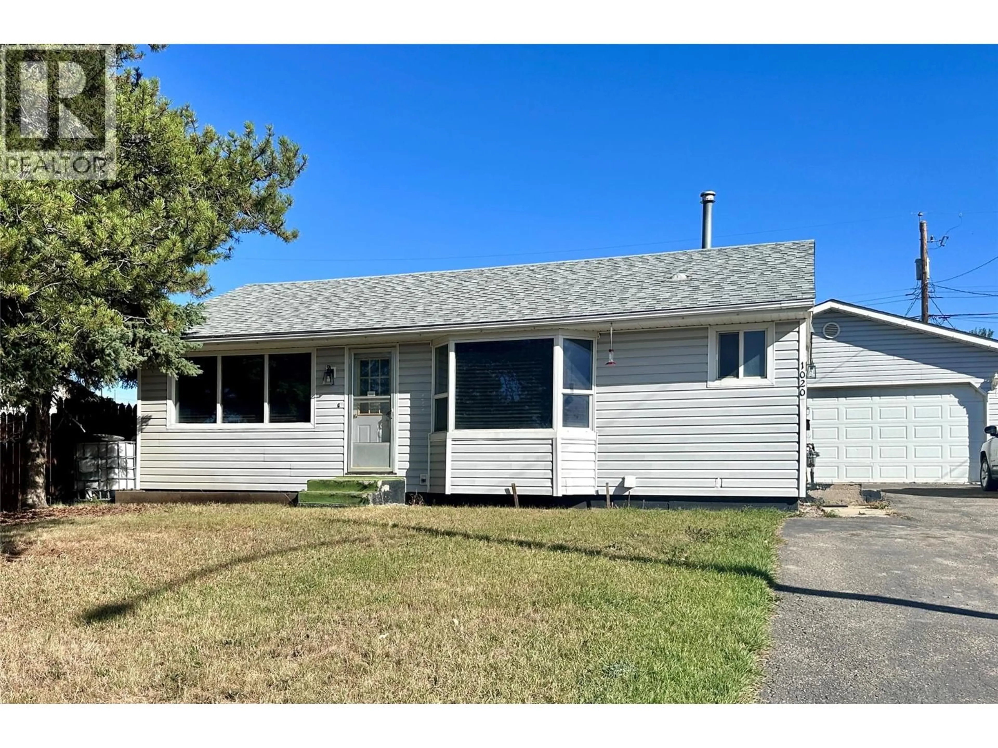 Home with vinyl exterior material, street for 1020 REASBECK CRESCENT, Dawson Creek British Columbia V1G1P2