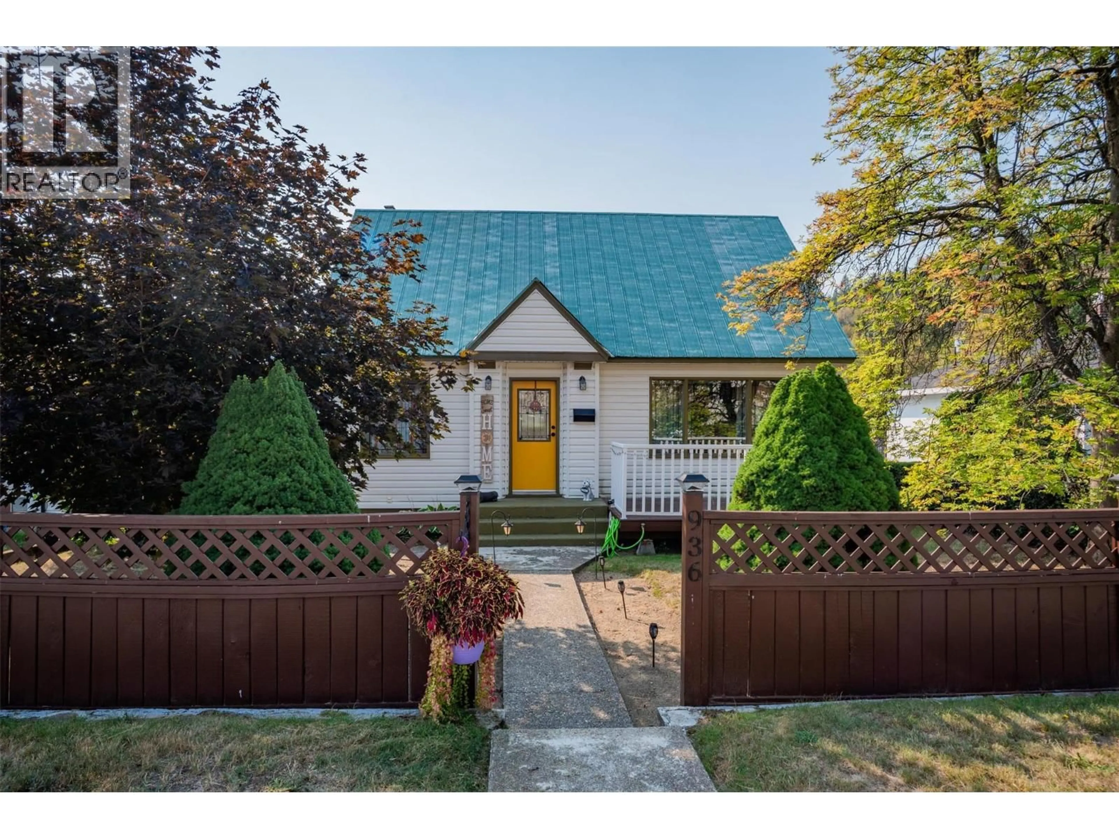 Home with vinyl exterior material, street for 936 THACKERAY STREET, Warfield British Columbia V1R2C2