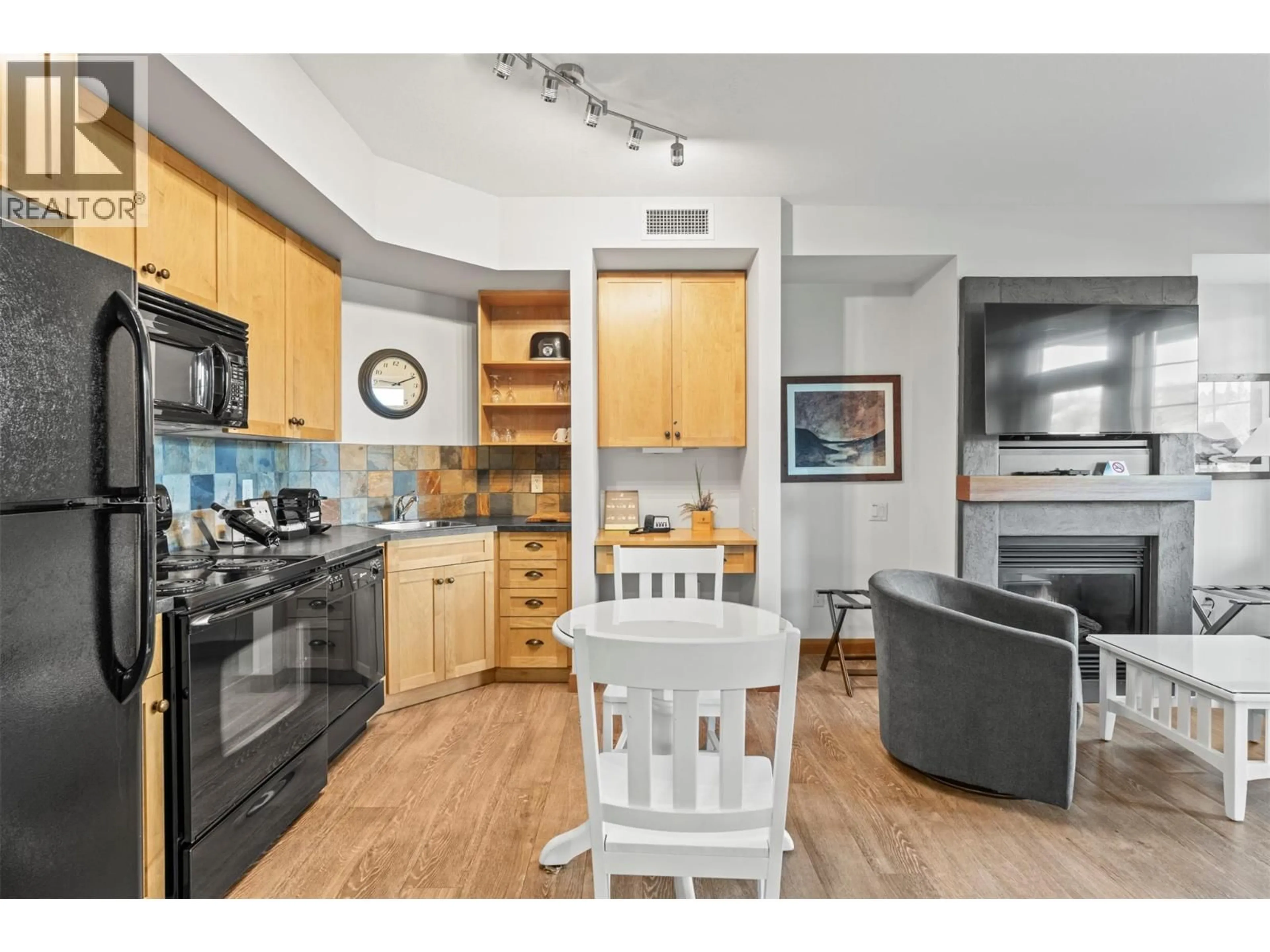 Open concept kitchen, wood/laminate floor for 321 - 105 VILLAGE CENTRE COURT, Vernon British Columbia V1H1T2