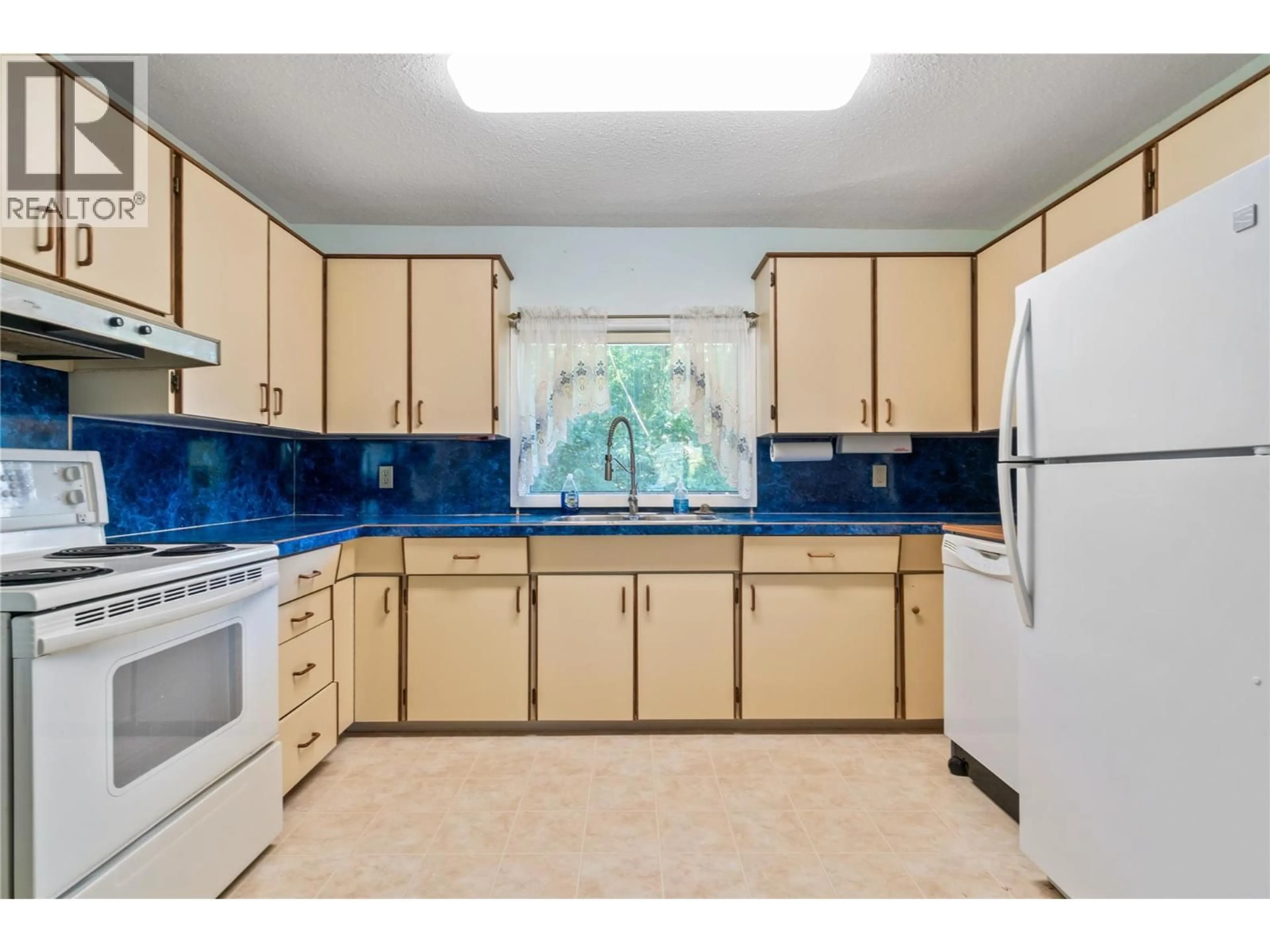 Standard kitchen, ceramic/tile floor for 2602 BLIND BAY ROAD, Blind Bay British Columbia V0E1H1