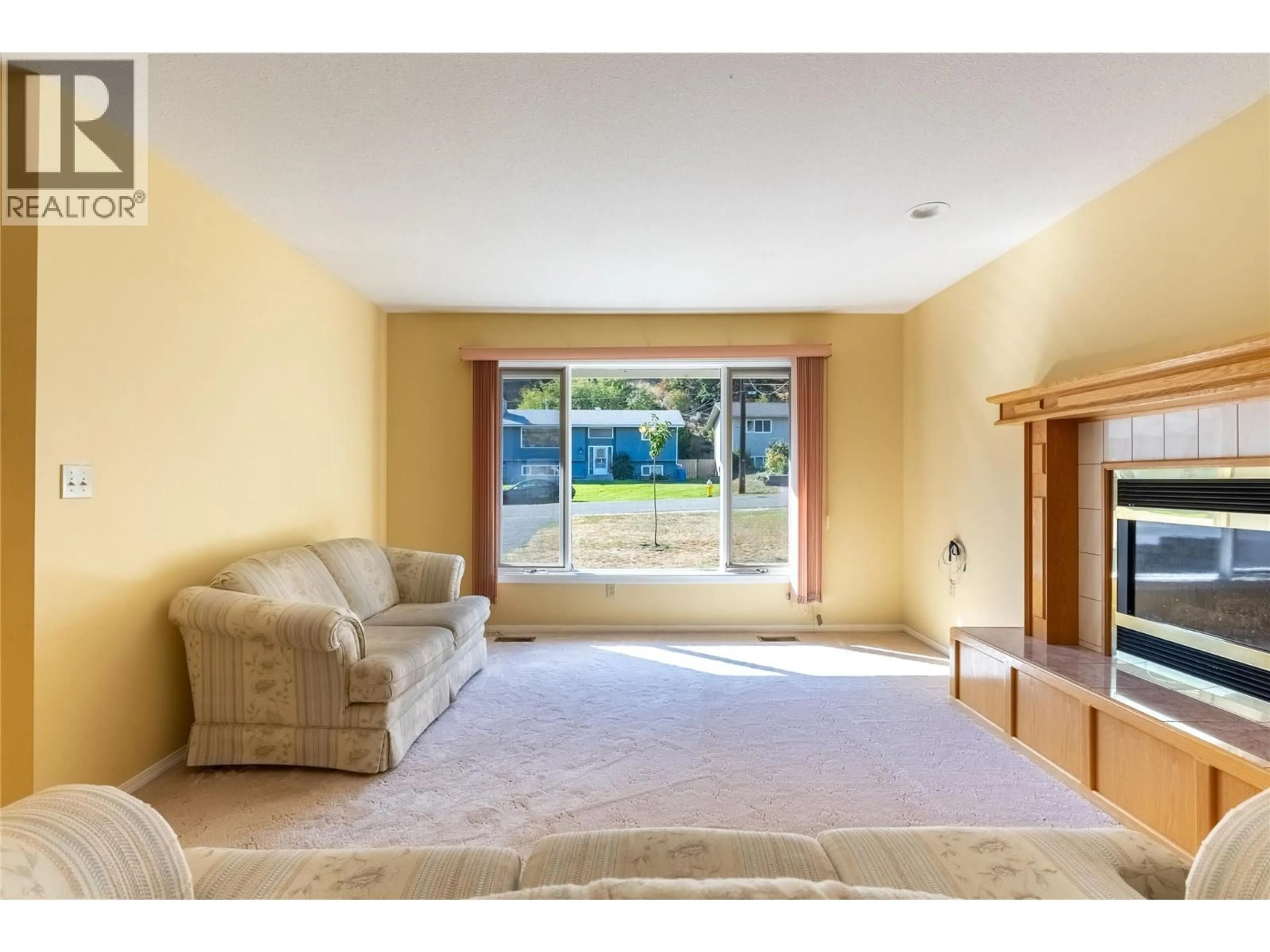 Living room with furniture, unknown for 23 KELSO CRESCENT, Kamloops British Columbia V2C5A1