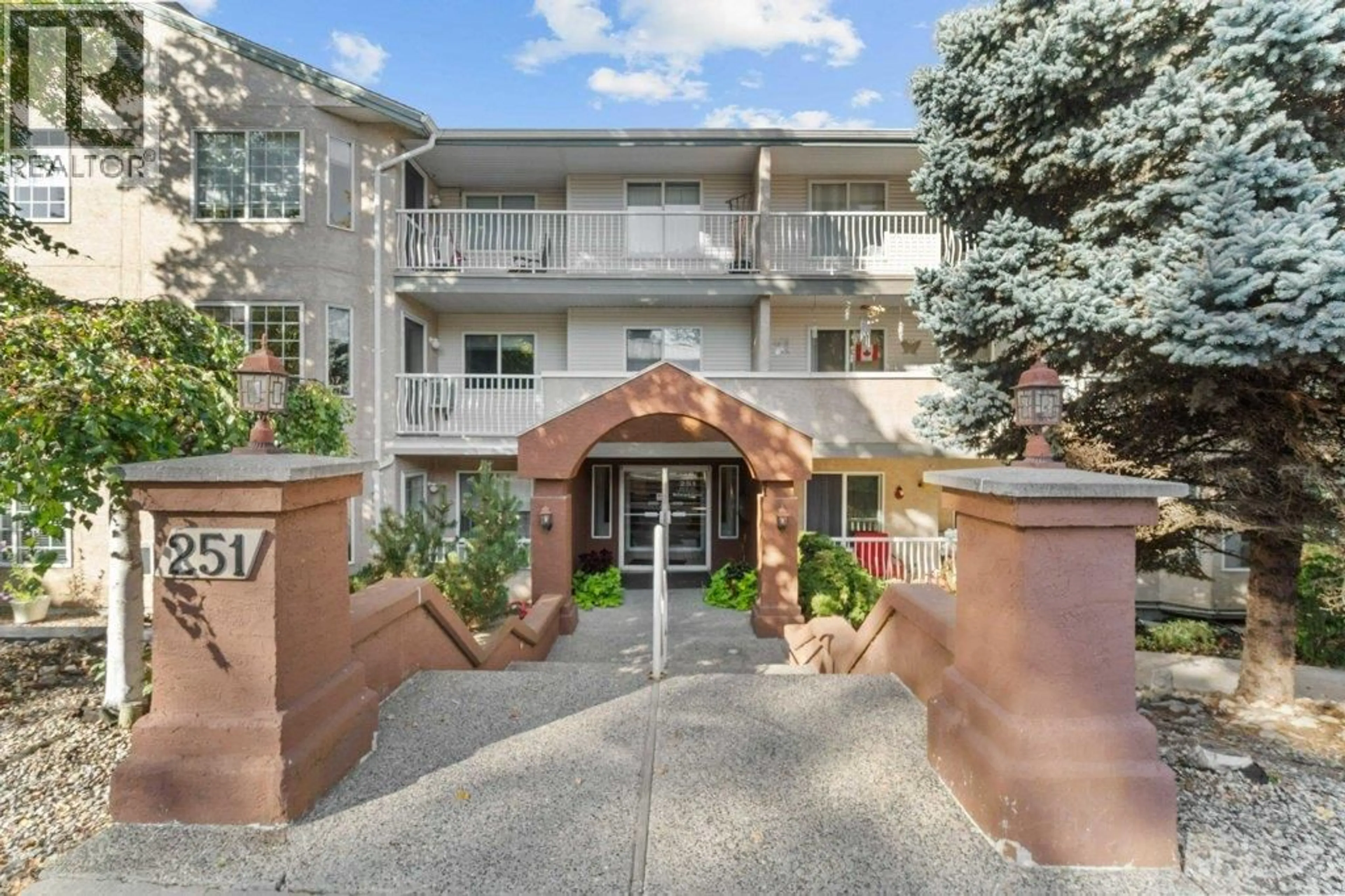 Indoor foyer for 104 - 251 6 STREET SOUTHEAST, Salmon Arm British Columbia V1E1J9