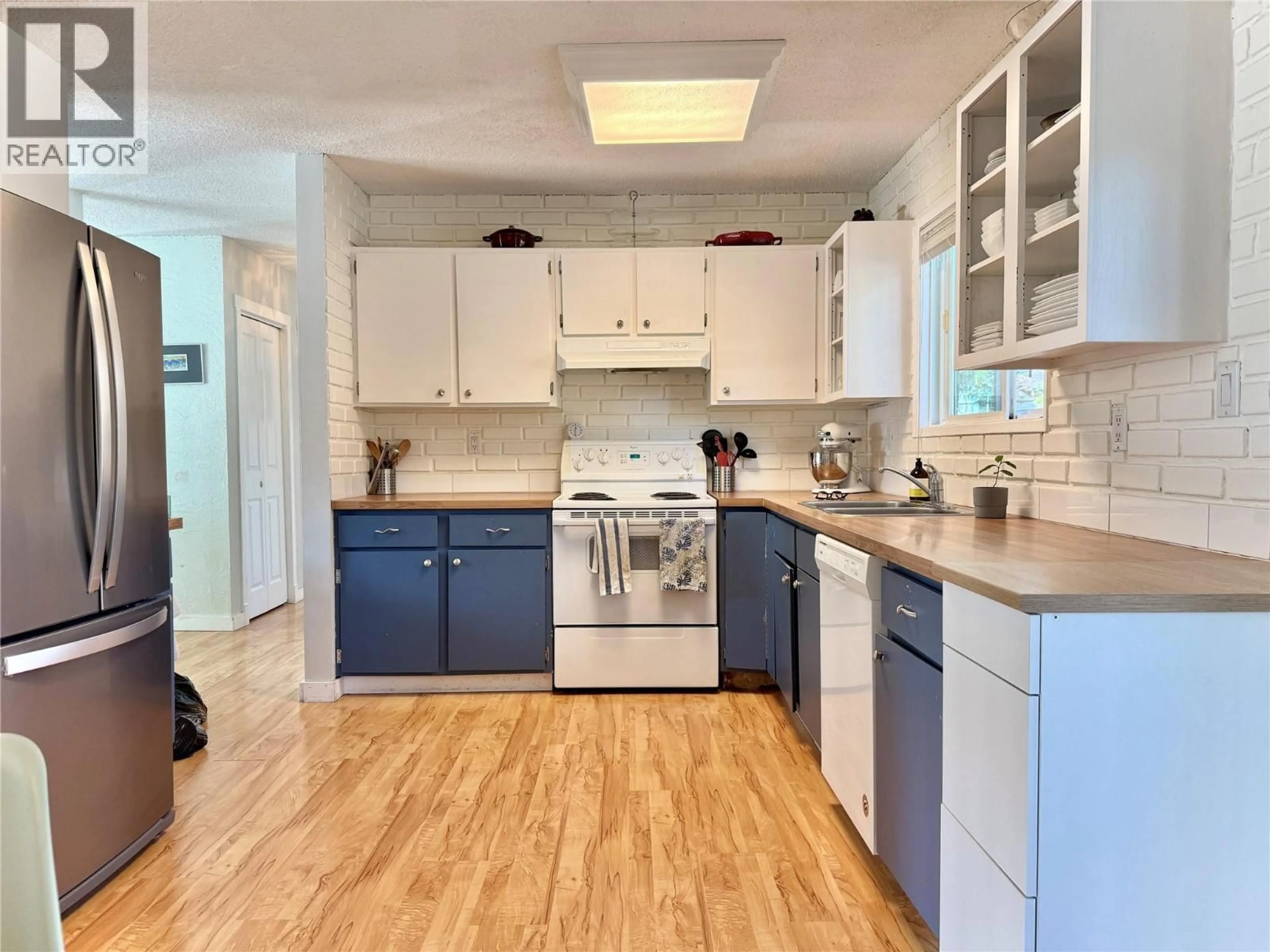 Open concept kitchen, unknown for 488 STANLEY CRESCENT, Kelowna British Columbia V1W4L7